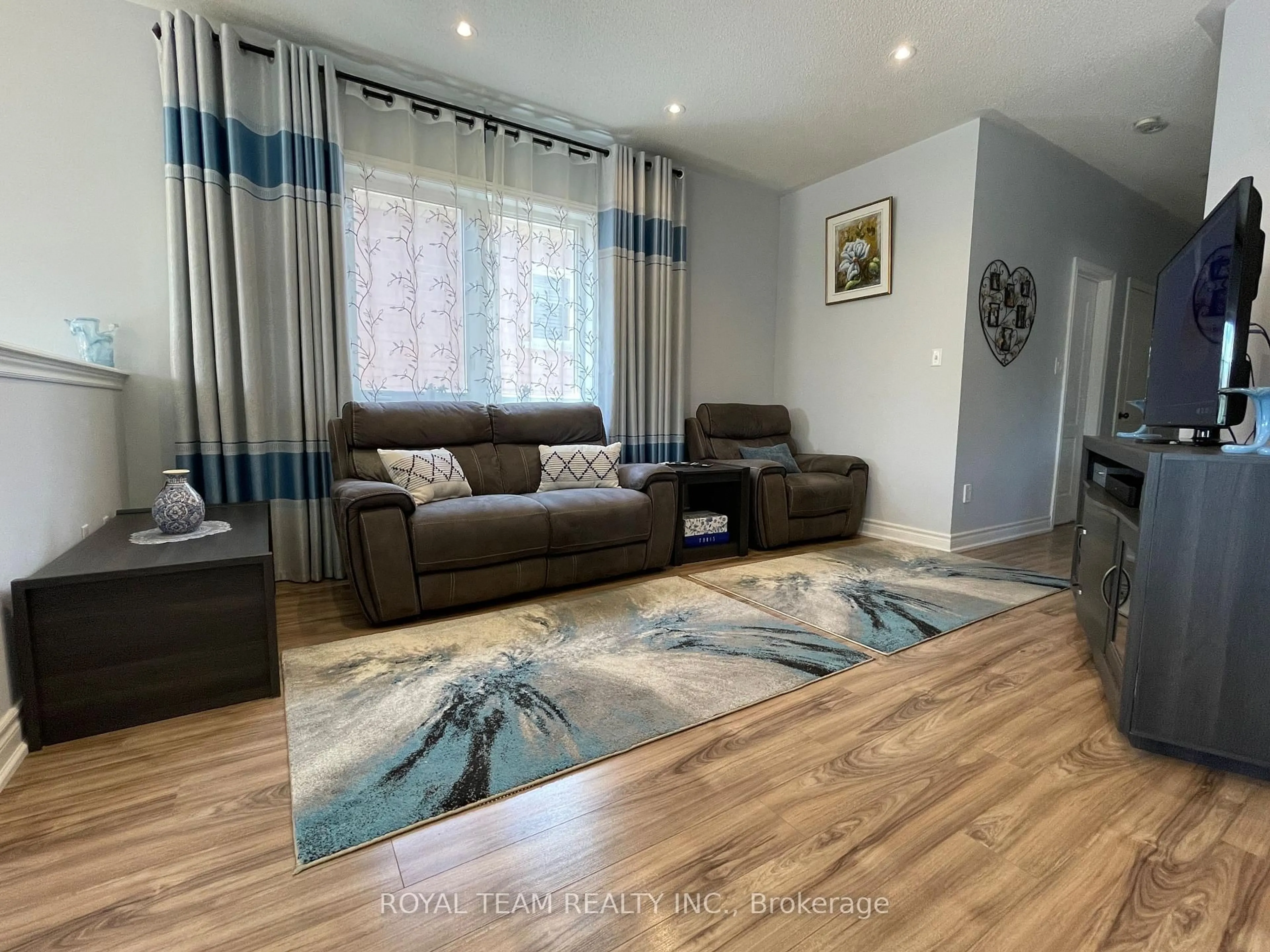 Living room with furniture, unknown for 66 Canyon Gate Cres, Vaughan Ontario L6A 0C2