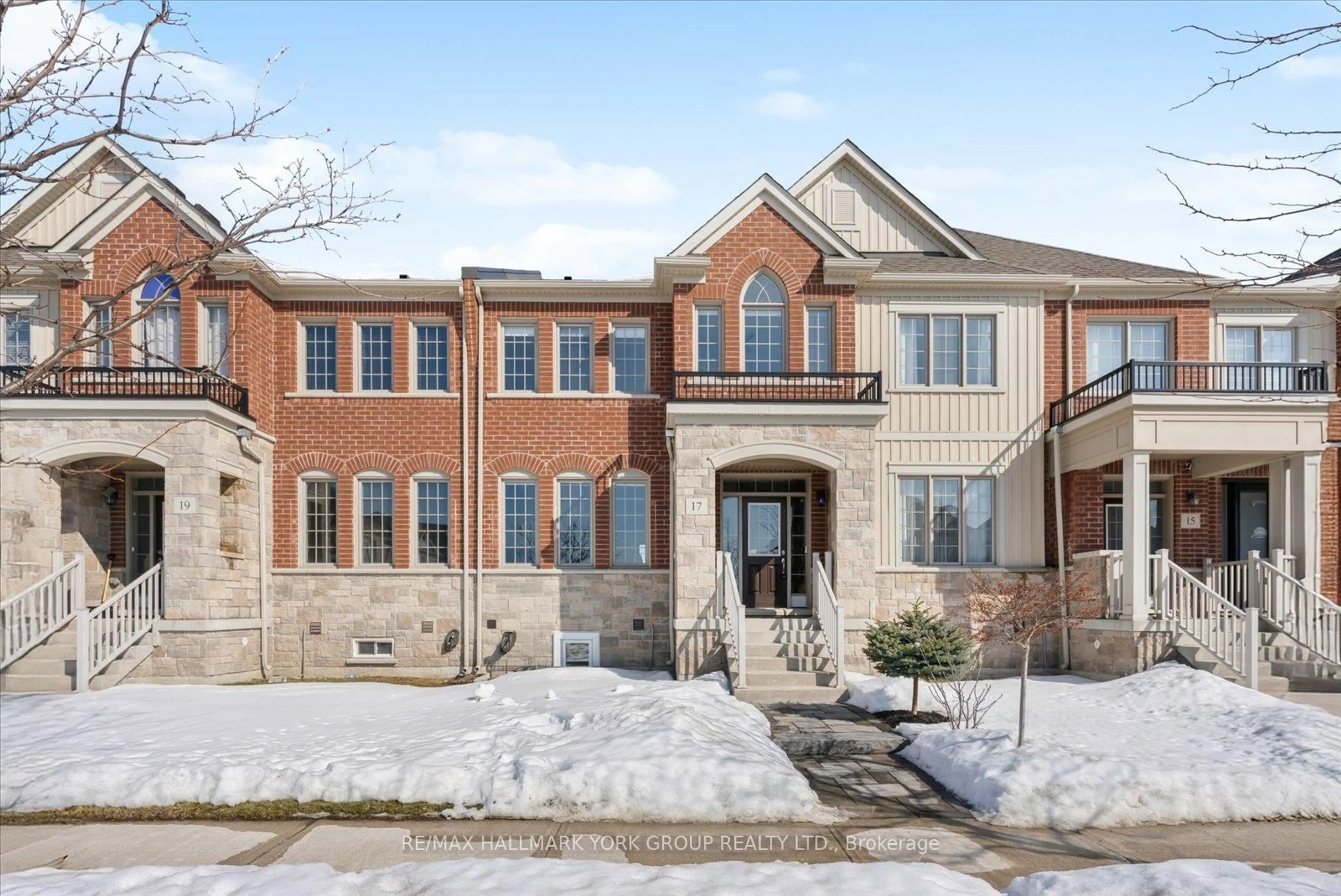 Home with brick exterior material, street for 17 Carratuck St, East Gwillimbury Ontario L9N 0S5