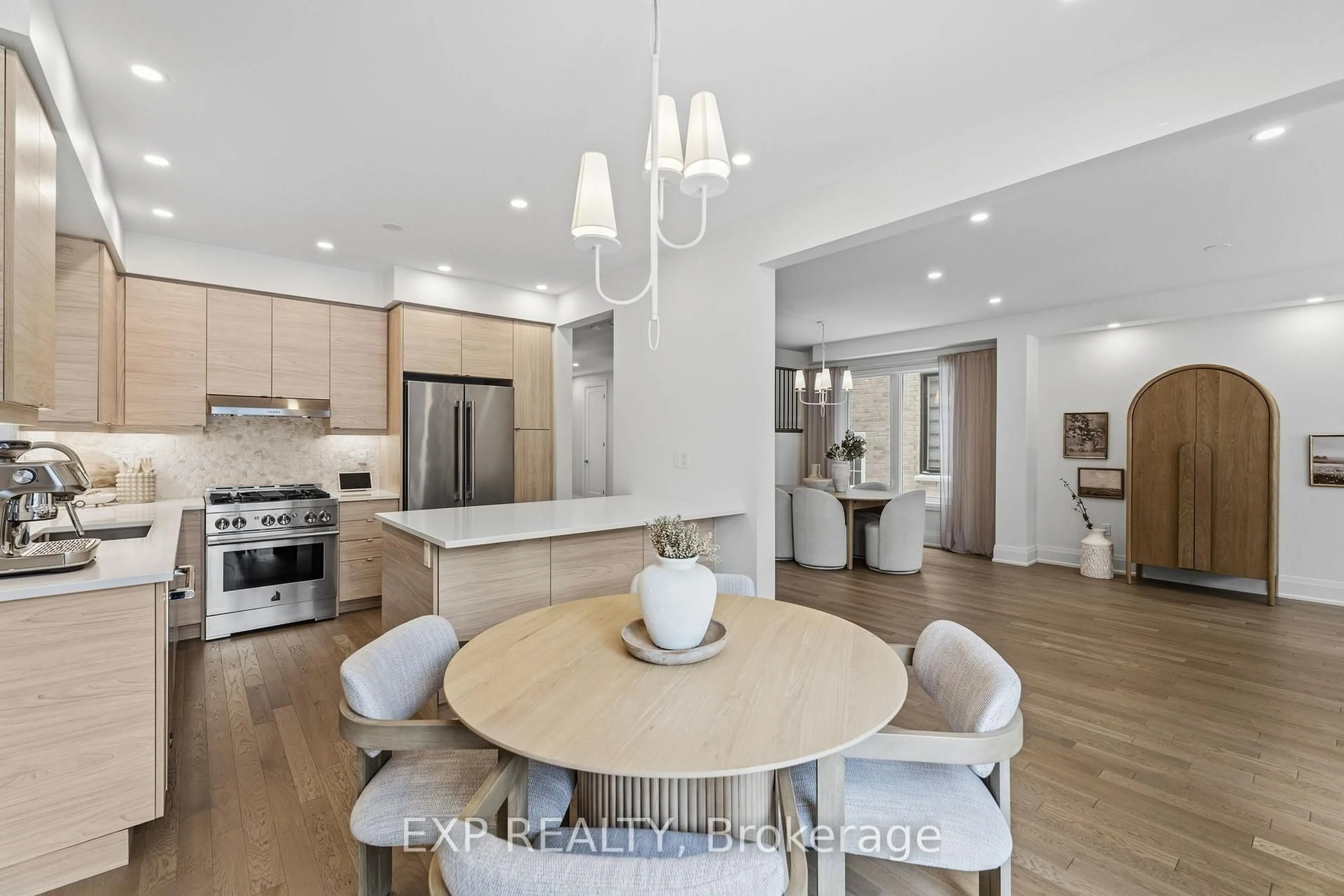 Open concept kitchen, unknown for 6 Byblos Crt, East Gwillimbury Ontario L9N 0T3