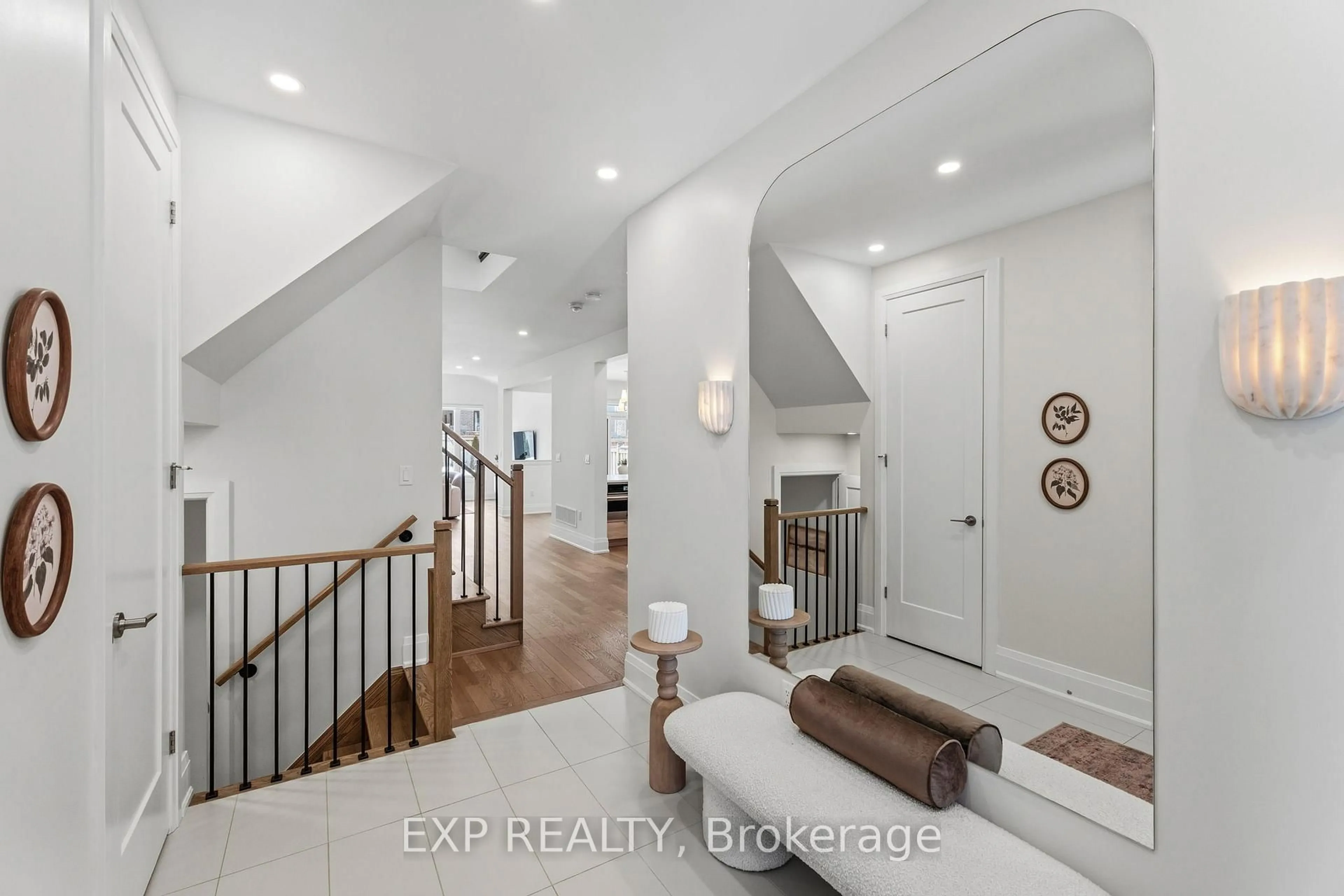 Indoor entryway for 6 Byblos Crt, East Gwillimbury Ontario L9N 0T3