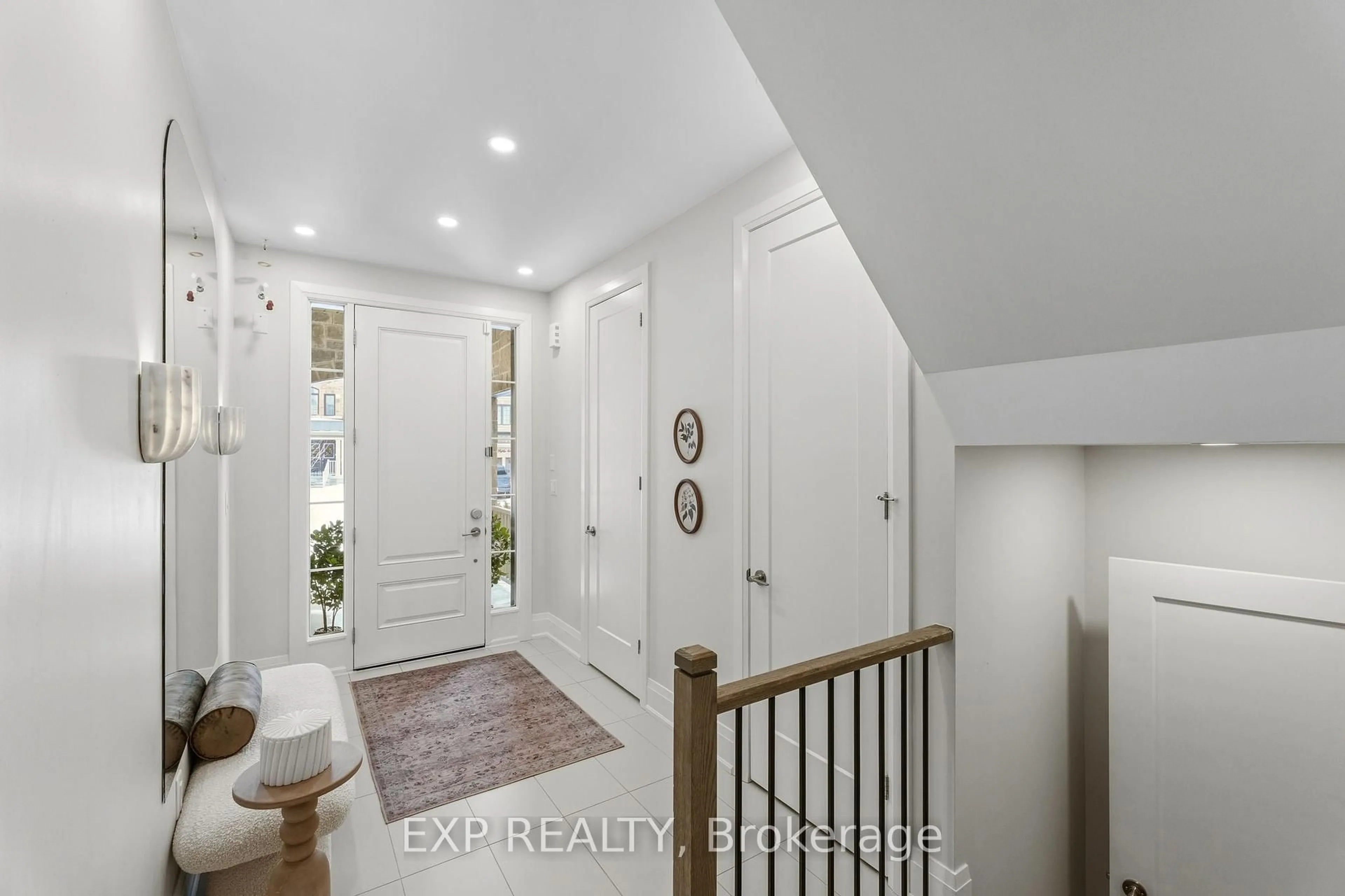 Indoor entryway for 6 Byblos Crt, East Gwillimbury Ontario L9N 0T3