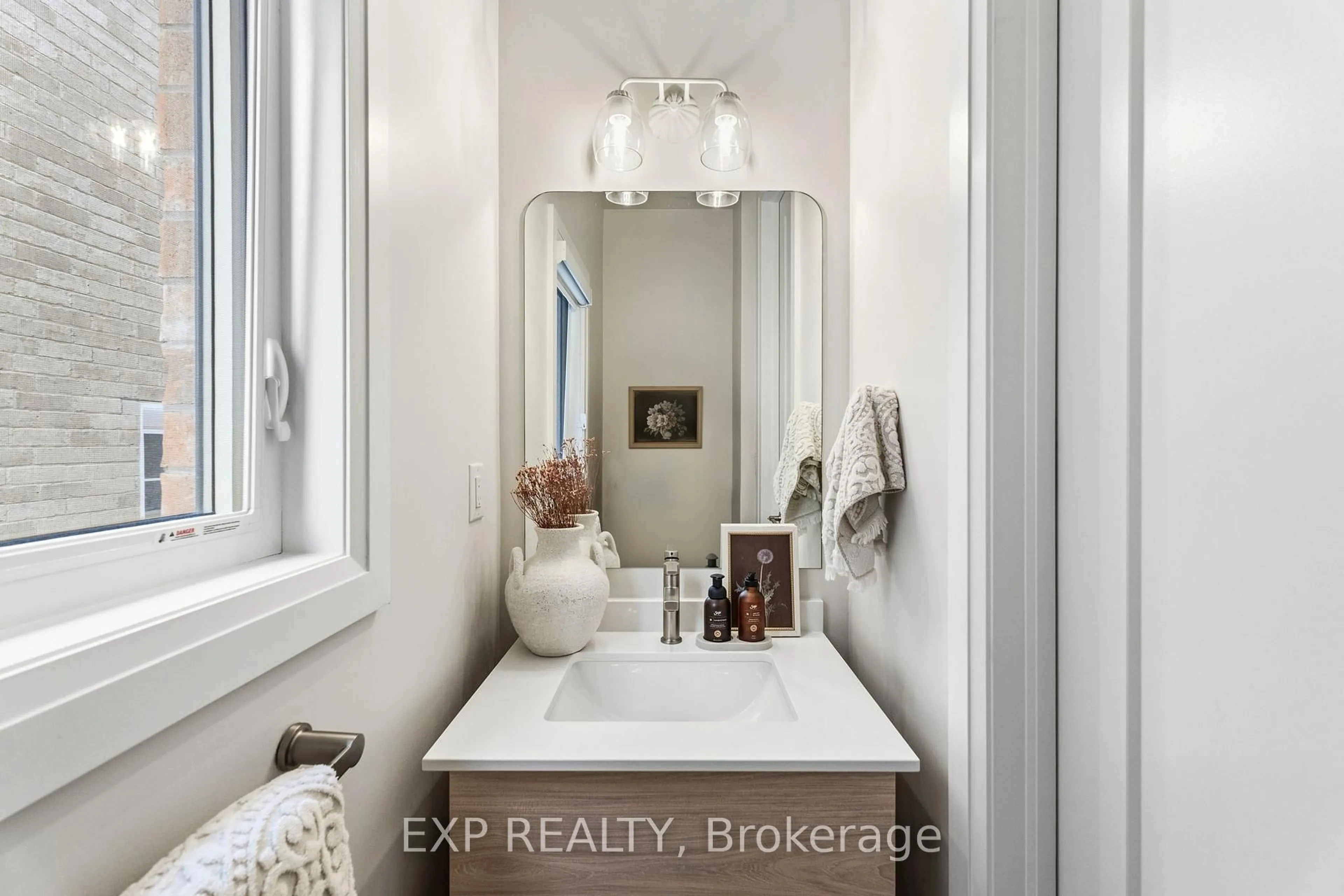 Contemporary bathroom, ceramic/tile floor for 6 Byblos Crt, East Gwillimbury Ontario L9N 0T3