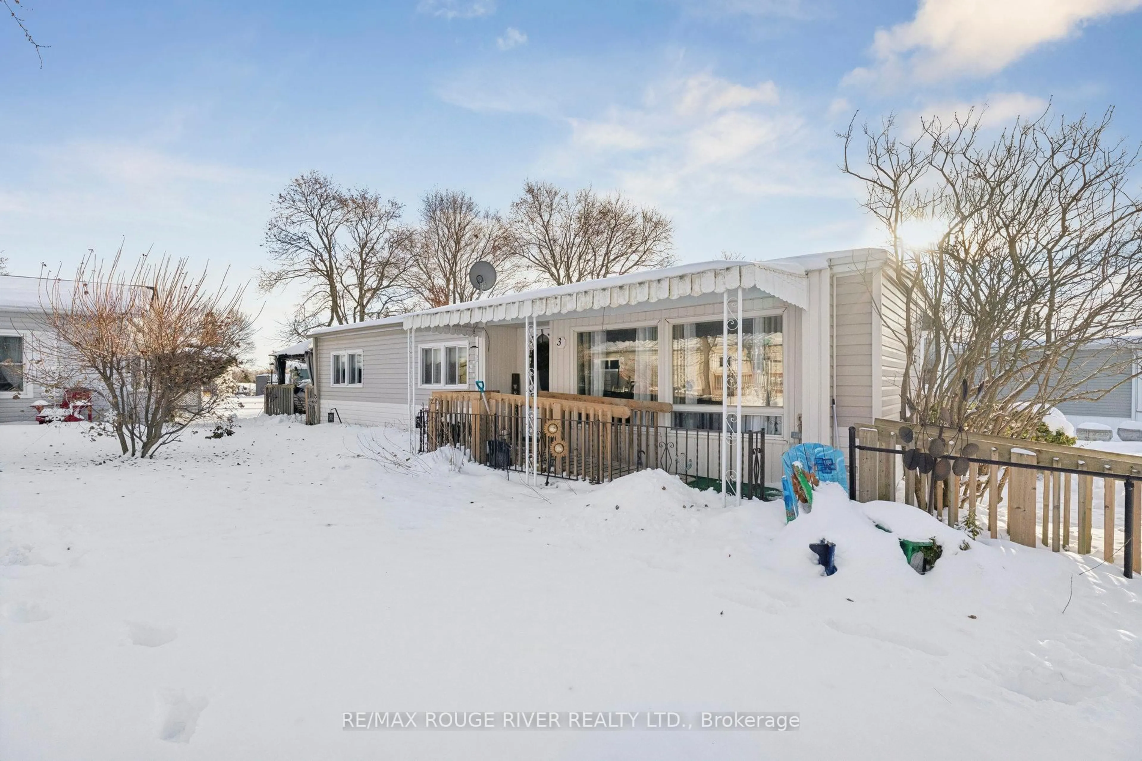 A pic from outside/outdoor area/front of a property/back of a property/a pic from drone, unknown for 35 Hawthorne Dr, Innisfil Ontario L9S 1P1