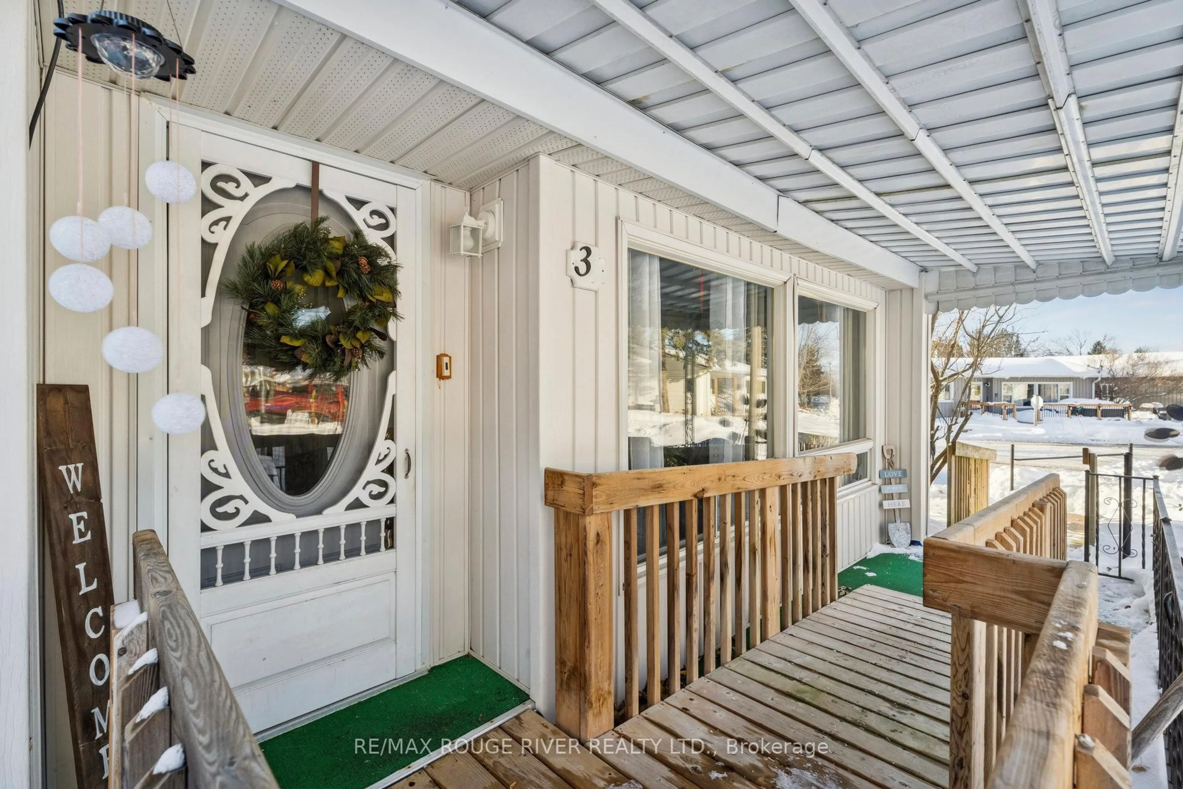 Indoor entryway for 35 Hawthorne Dr, Innisfil Ontario L9S 1P1