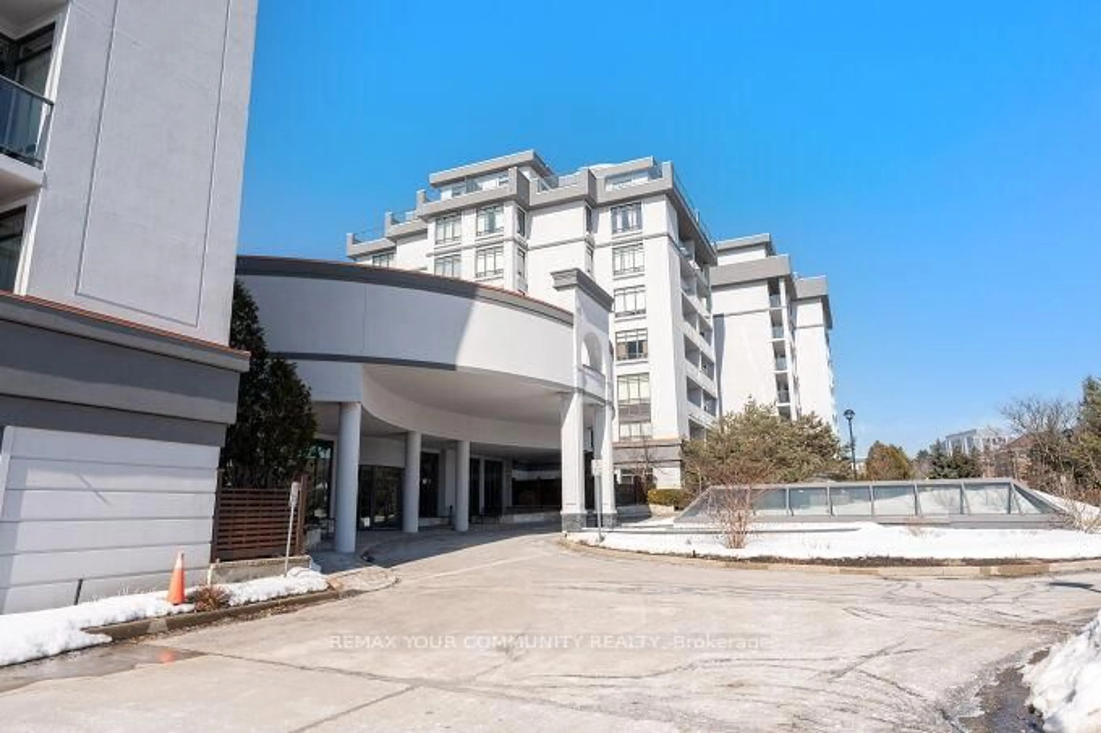 Indoor foyer for 11121 Yonge St #519, Richmond Hill Ontario L4C 0S7