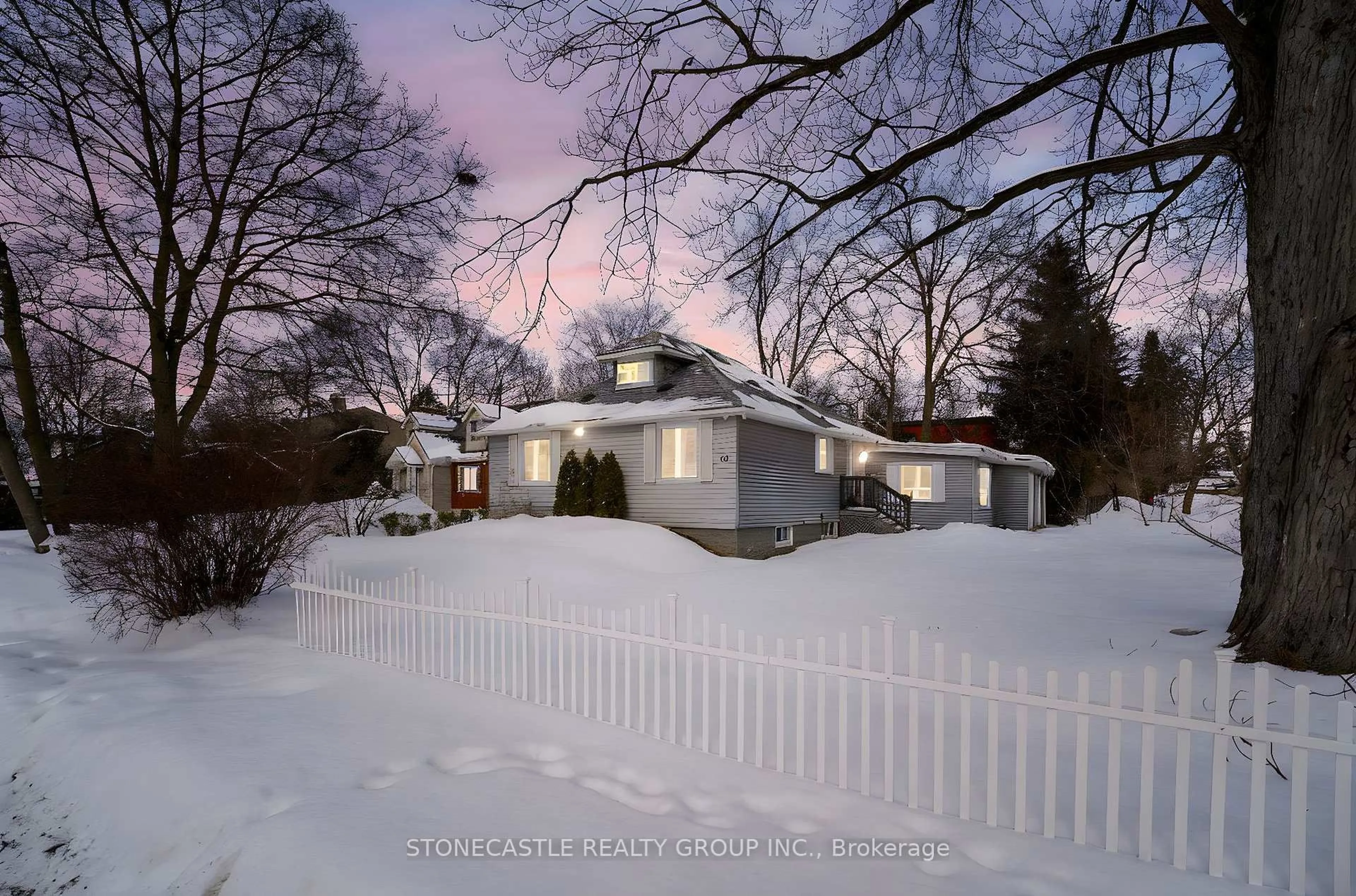 A pic from outside/outdoor area/front of a property/back of a property/a pic from drone, street for 151 Richmond St, Richmond Hill Ontario L4C 3Y7