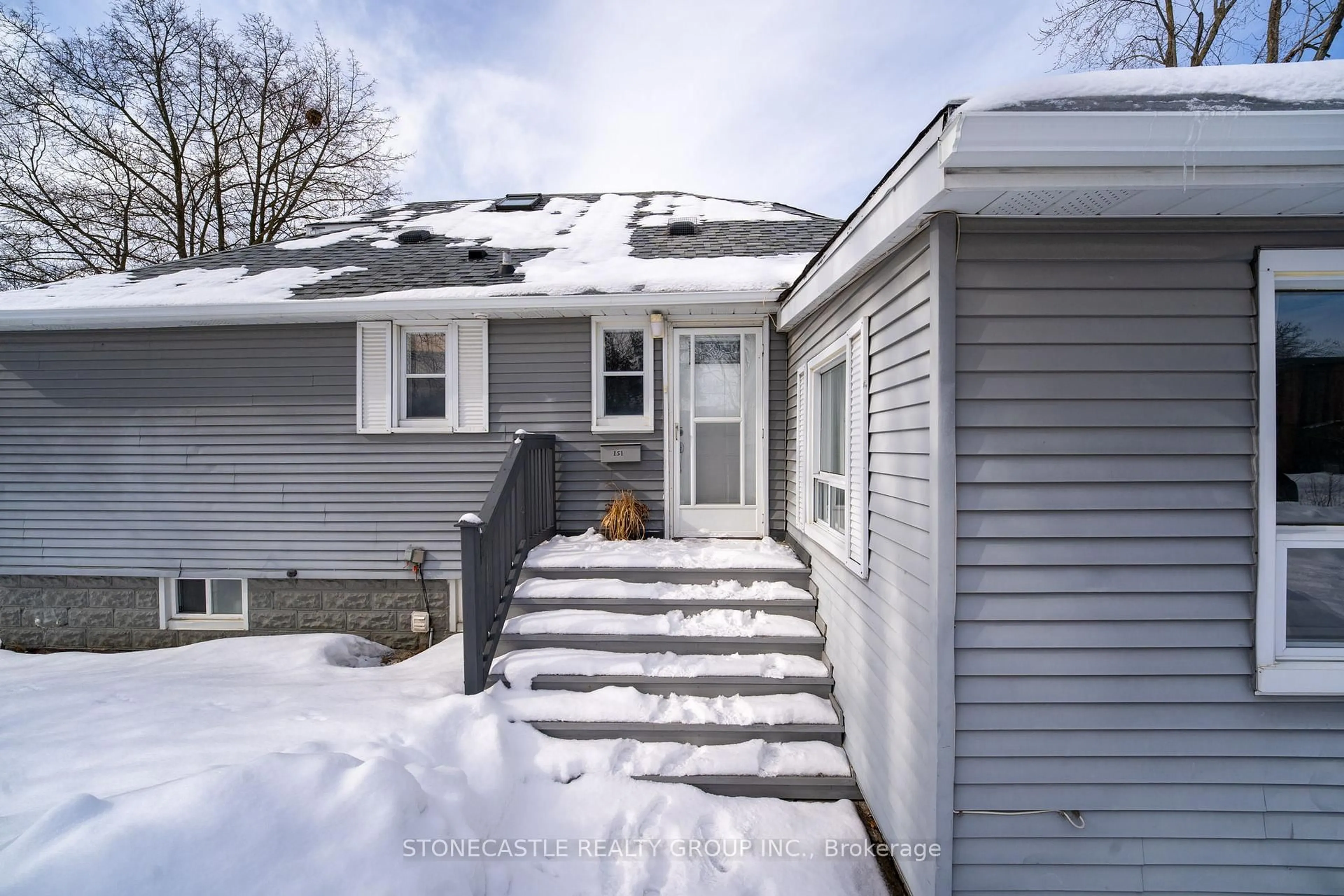 A pic from outside/outdoor area/front of a property/back of a property/a pic from drone, street for 151 Richmond St, Richmond Hill Ontario L4C 3Y7