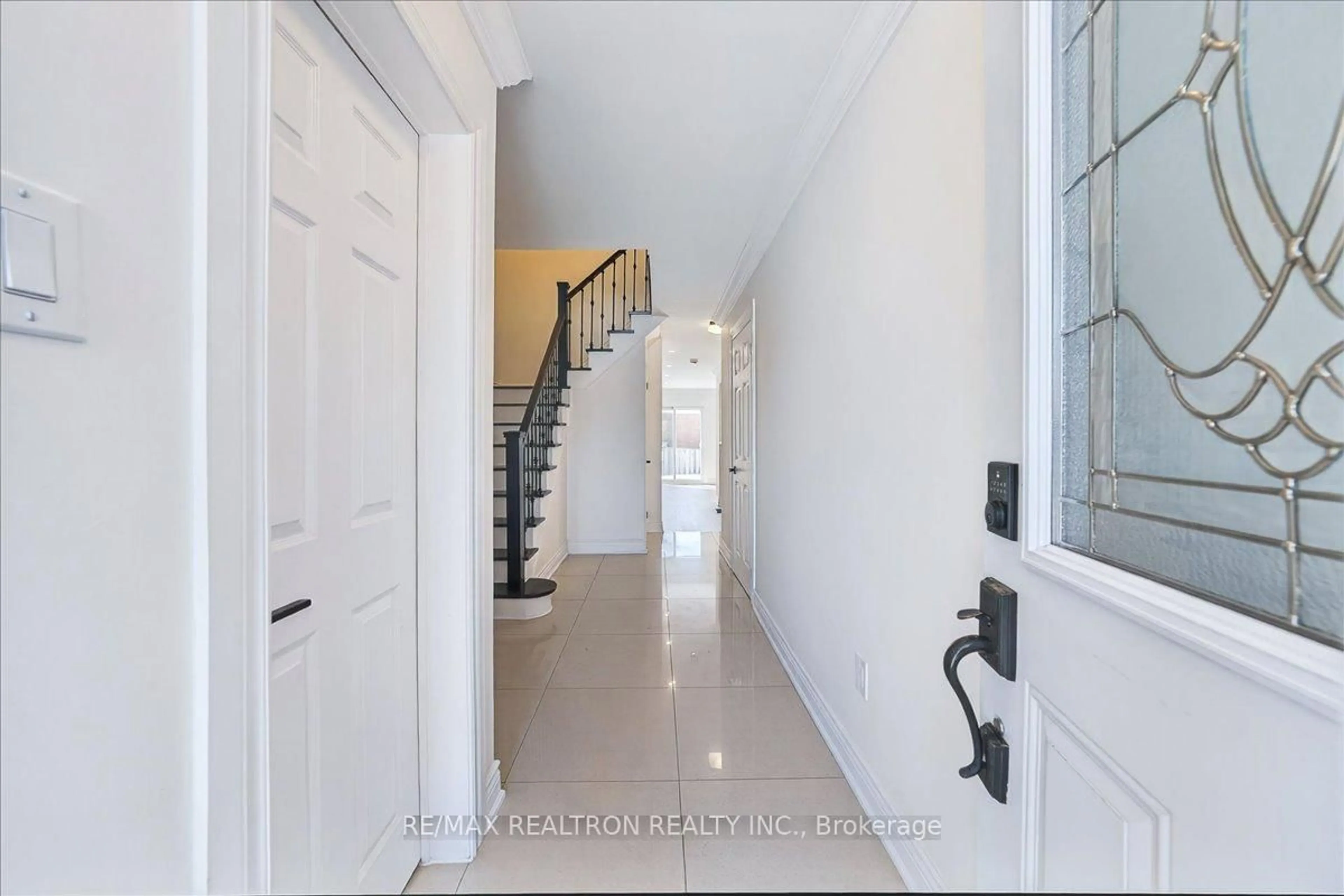 Indoor entryway for 102 Wade Gate, Vaughan Ontario L4J 5X4
