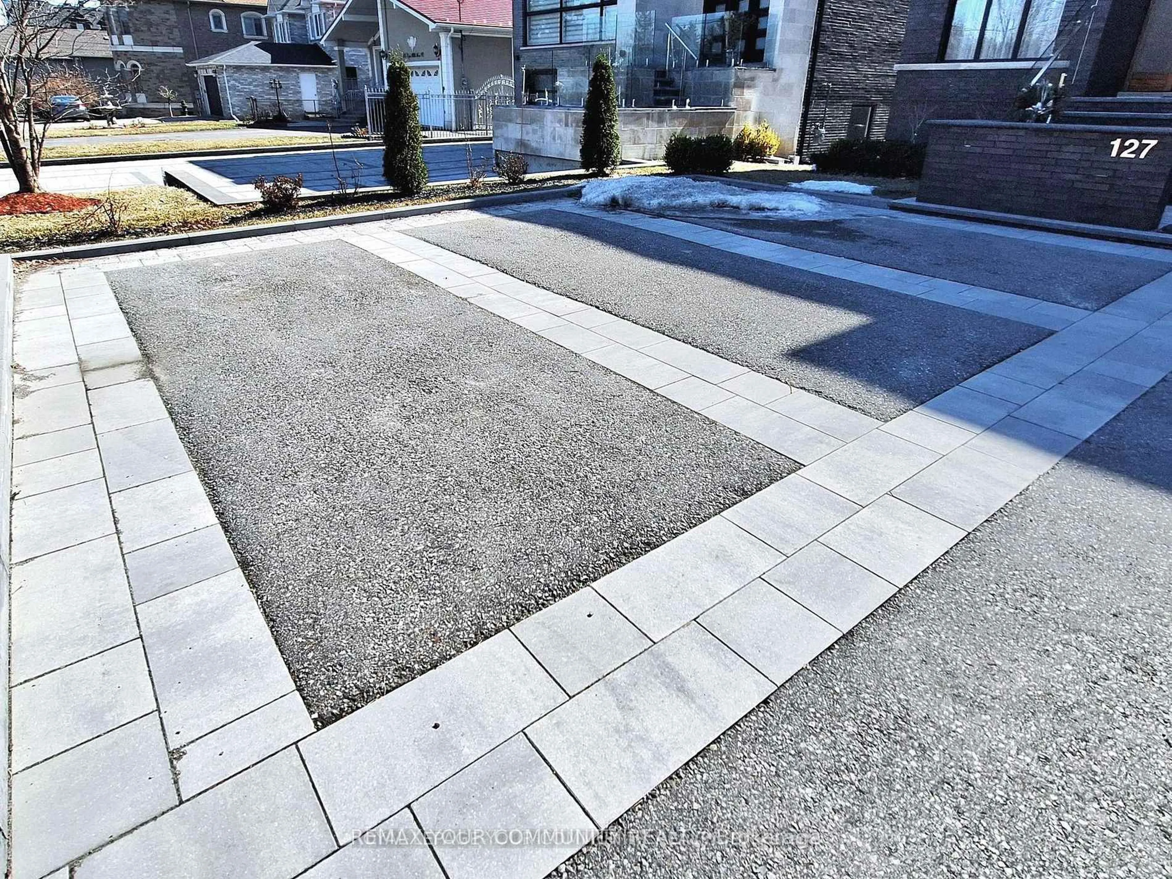 Patio, street for 127 Elgin Mills Rd, Richmond Hill Ontario L4C 4M1