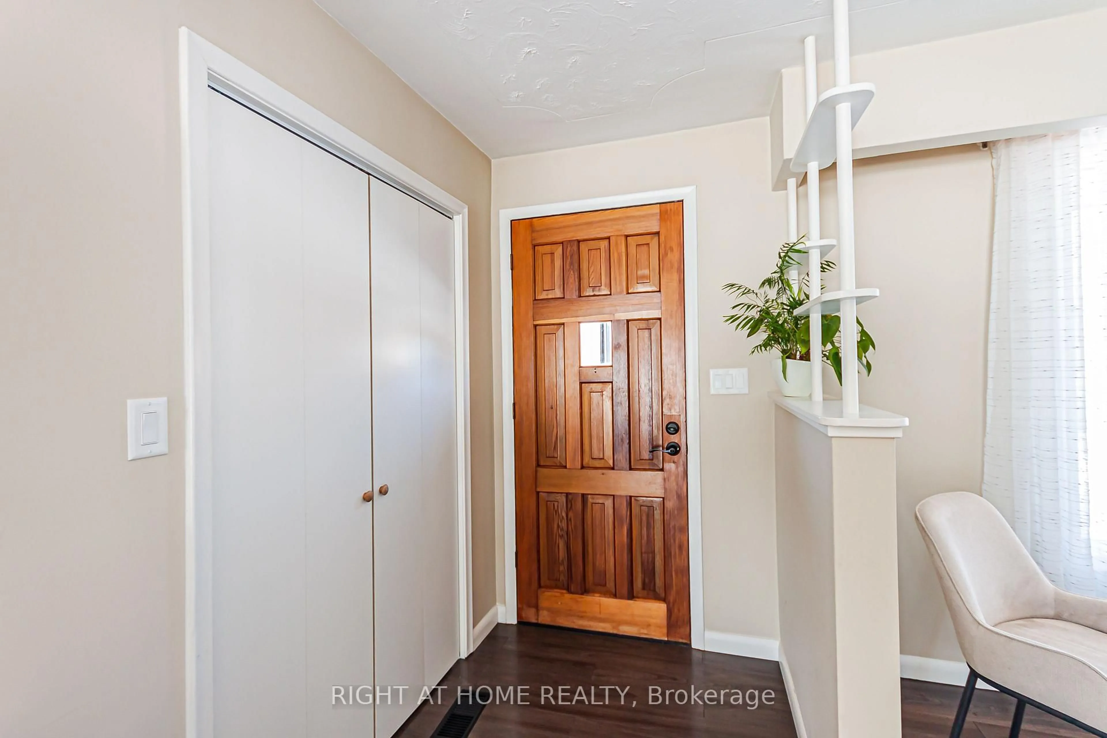 Indoor entryway for 709 Regional Rd 13 Rd, Uxbridge Ontario L0C 1C0