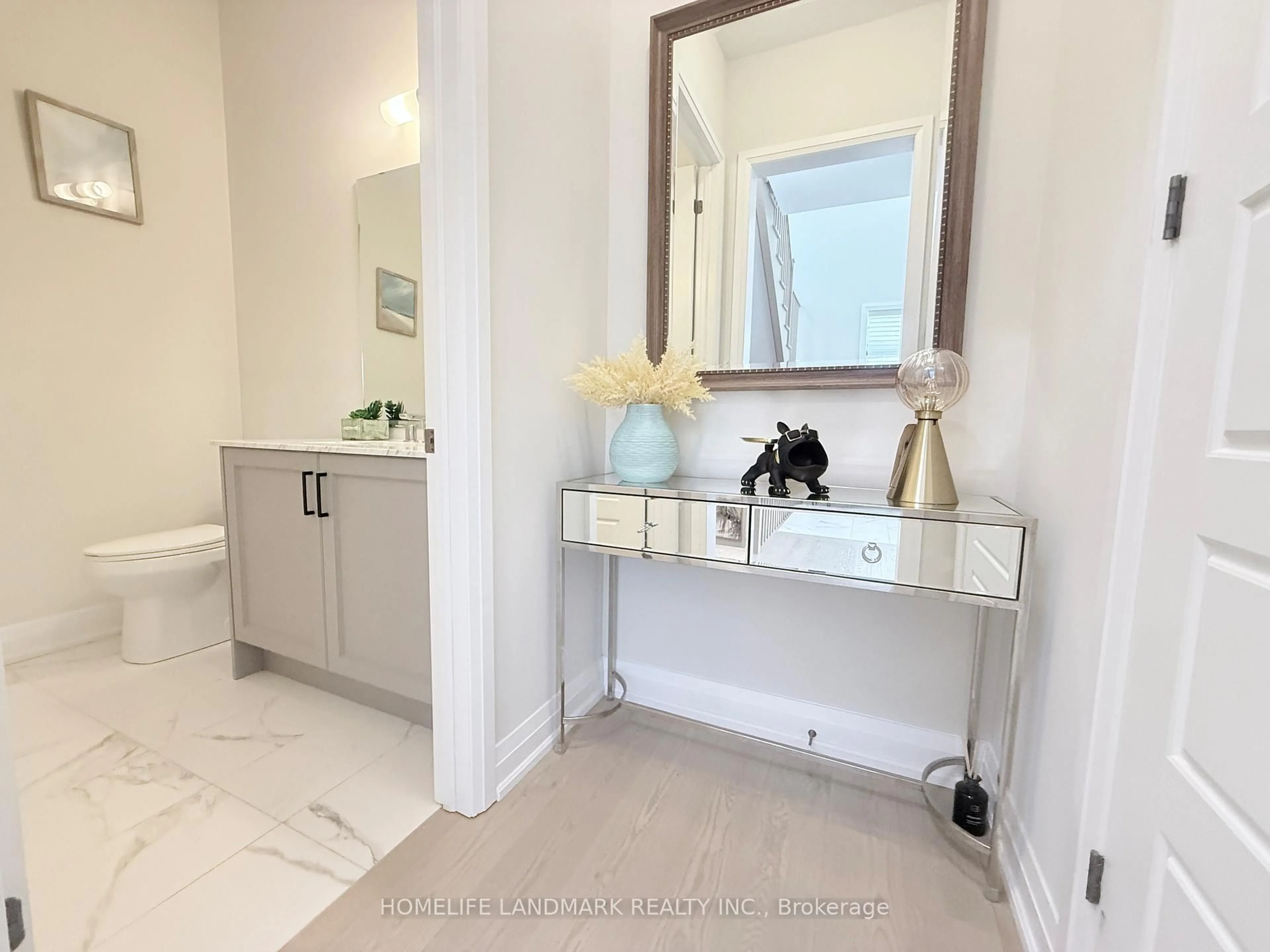Contemporary bathroom, ceramic/tile floor for 37 Wallace Merchant Crt, Aurora Ontario L4A 4A5