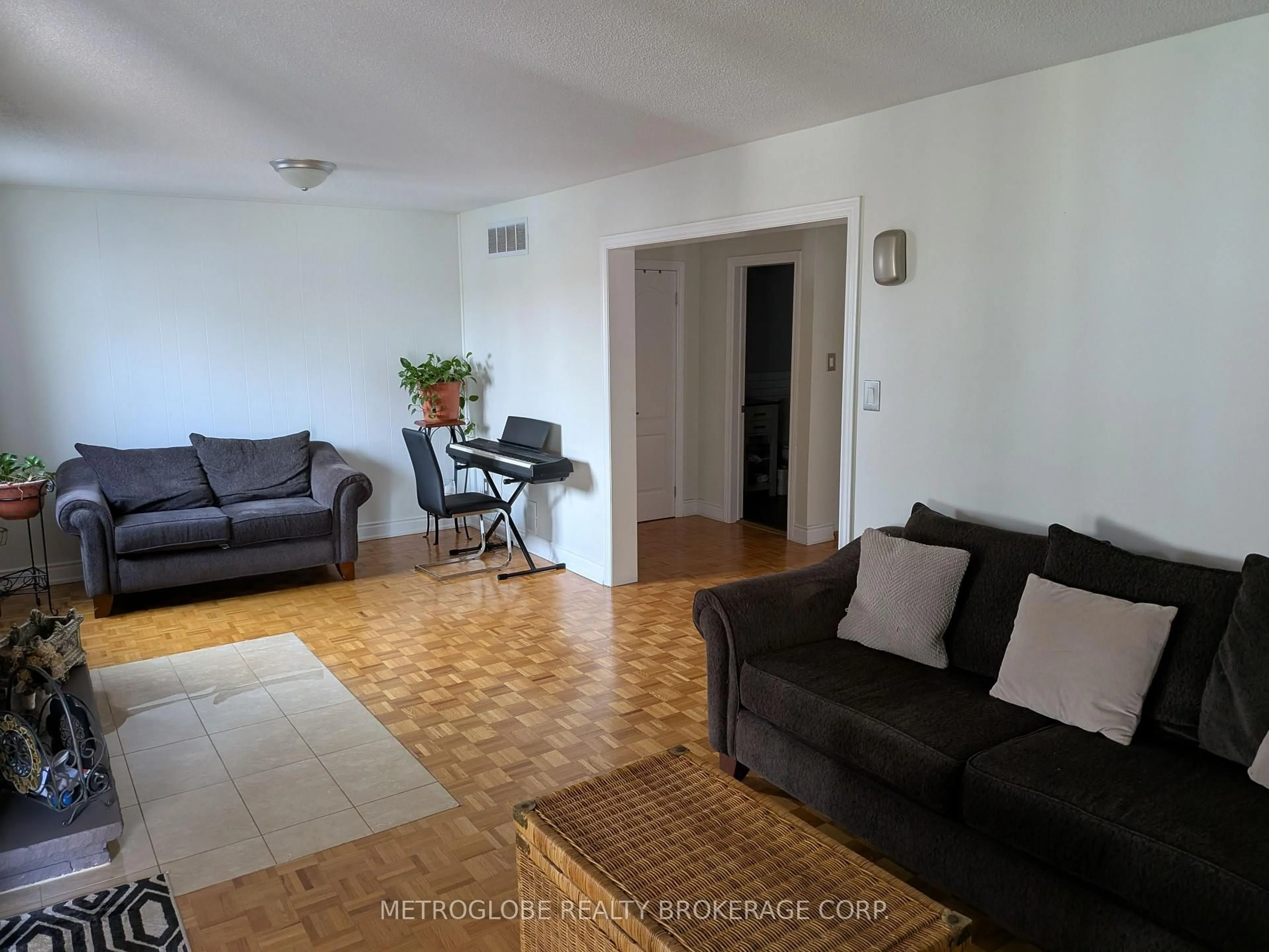 Living room with furniture, floor is not visible for 174 Andrew Park, Vaughan Ontario L4L 1G3