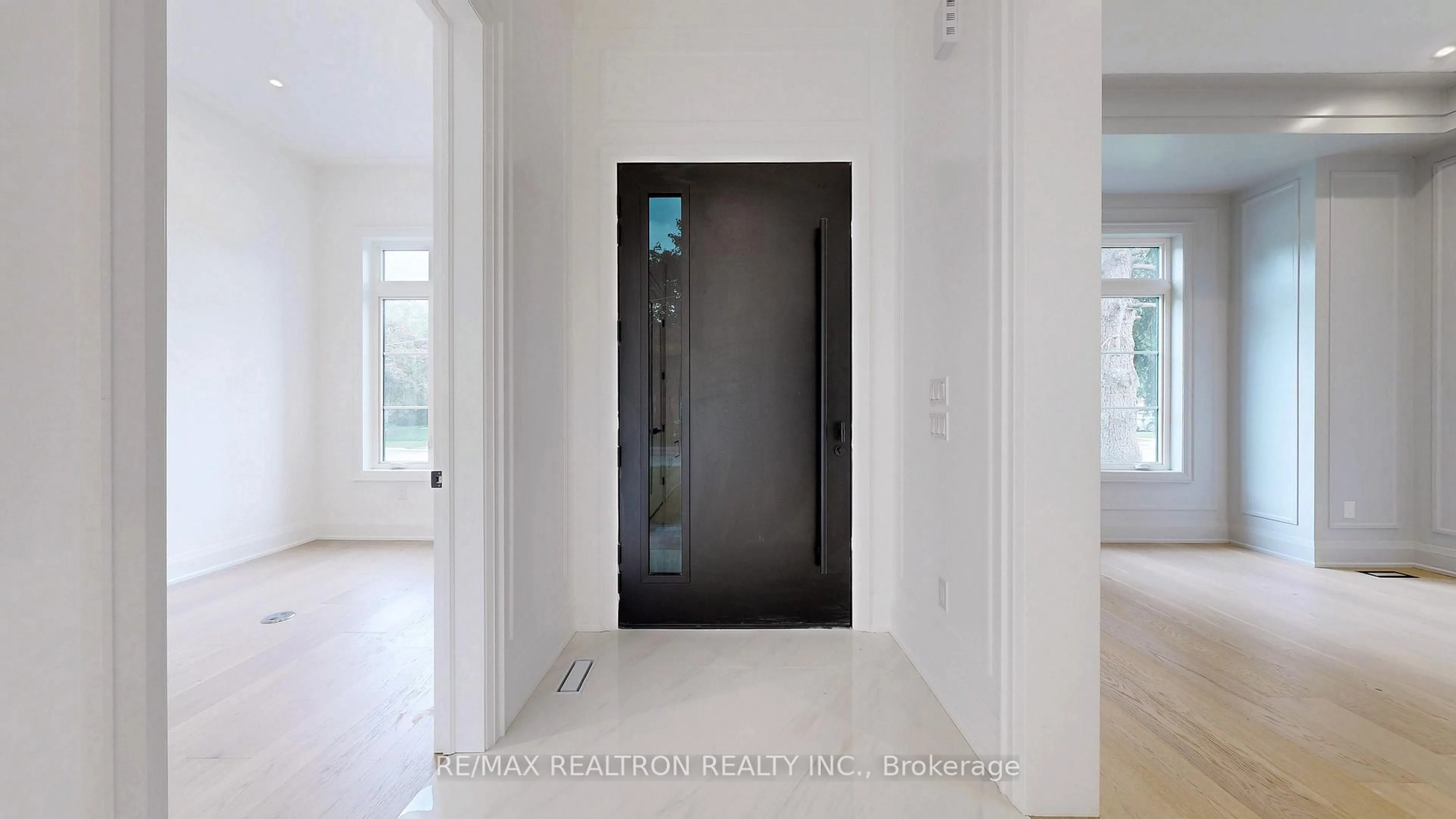 Indoor entryway for 32 Cossar Dr, Aurora Ontario L4G 3N8