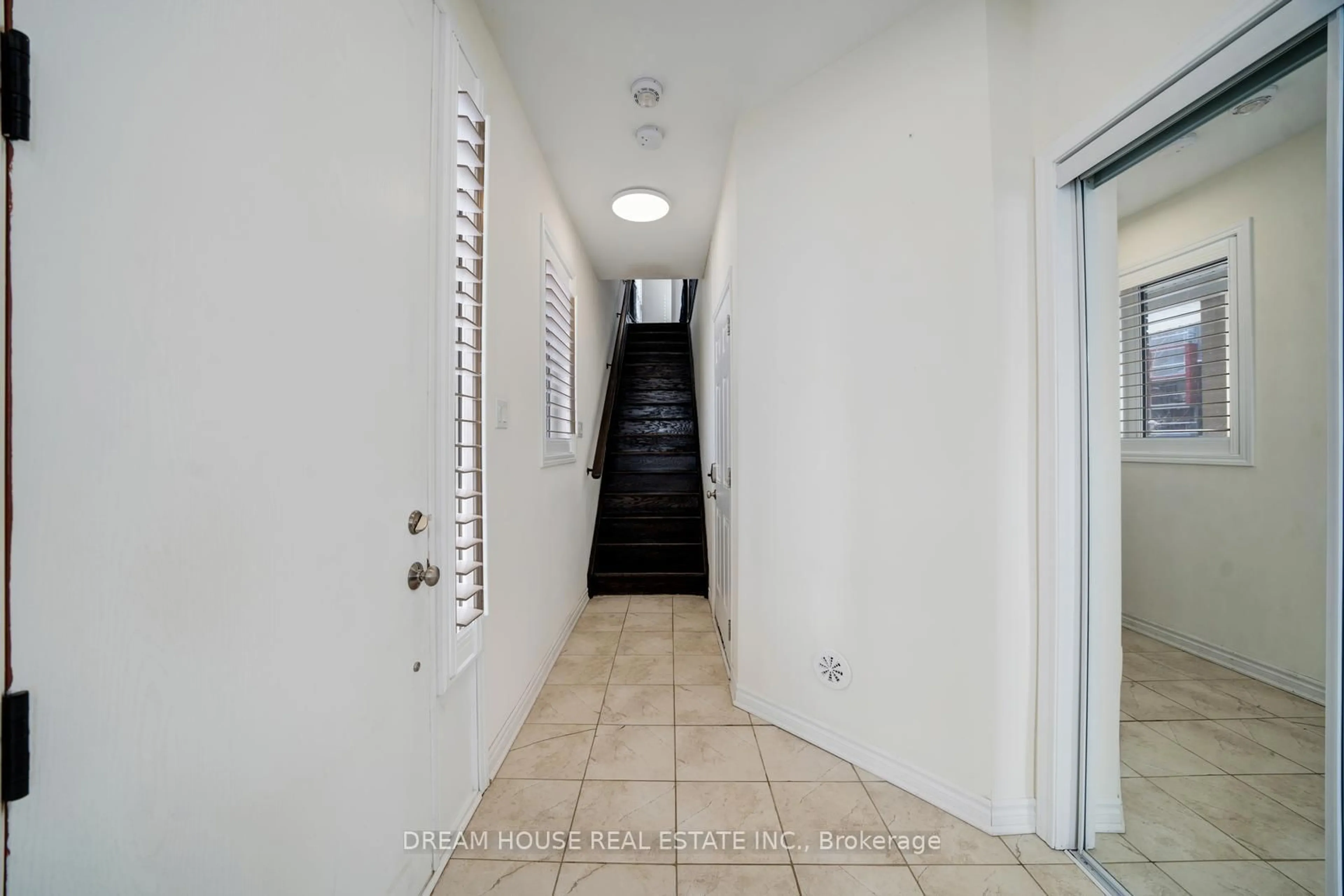 Indoor foyer for 350 Arthur Bonner Ave #41, Markham Ontario L6B 1N2
