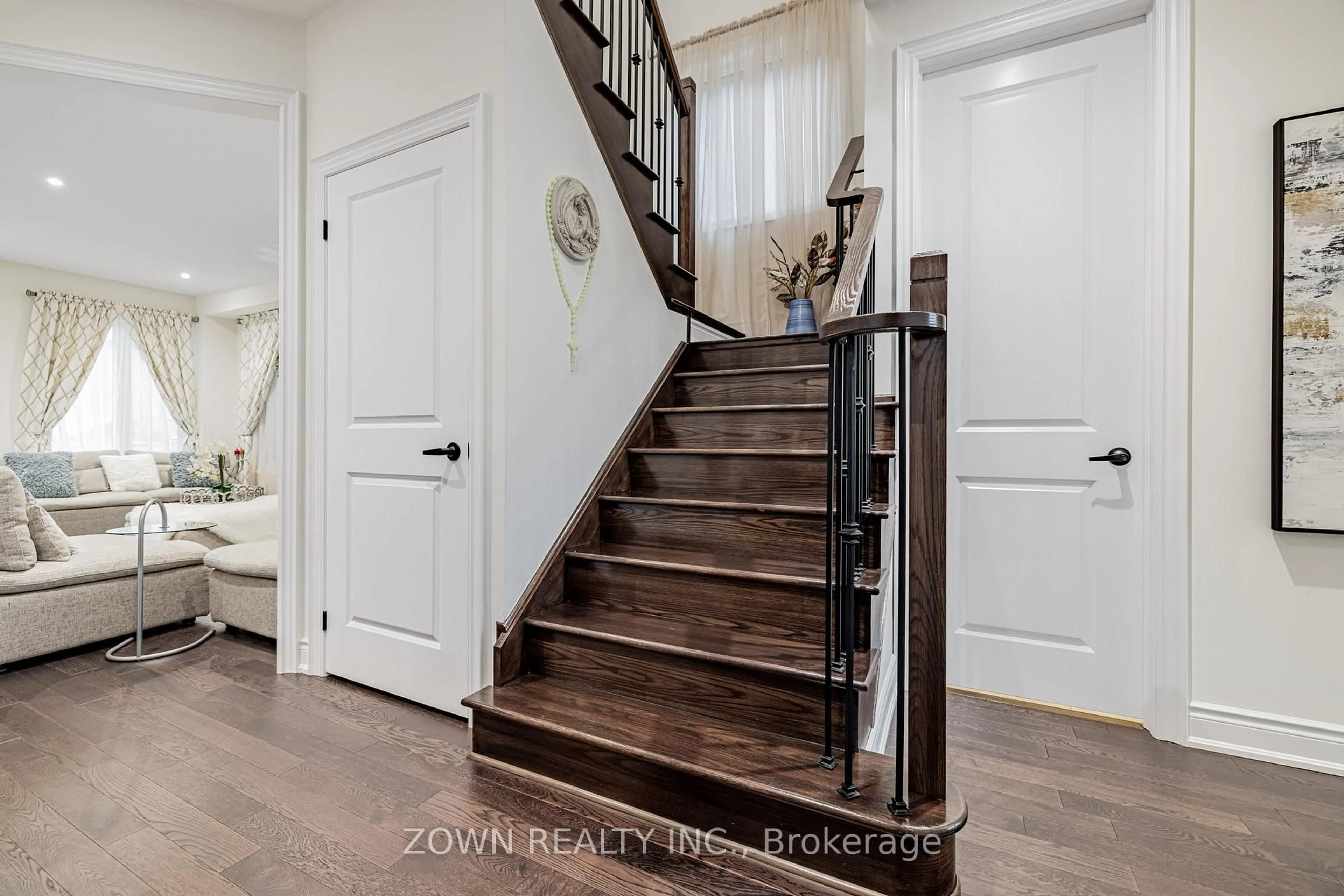 Indoor entryway for 1352 Blackmore St, Innisfil Ontario L9S 0P2