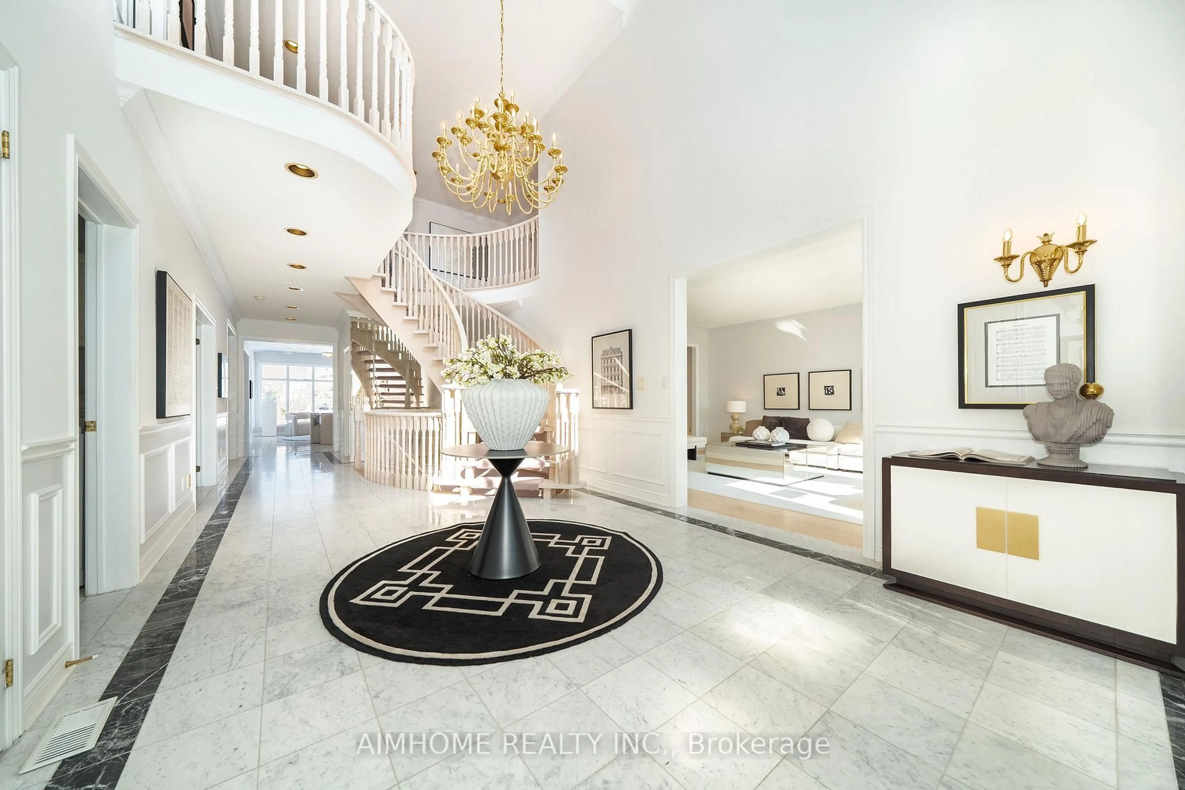 Indoor foyer for 92 Springbrook Dr, Richmond Hill Ontario L4B 3P9