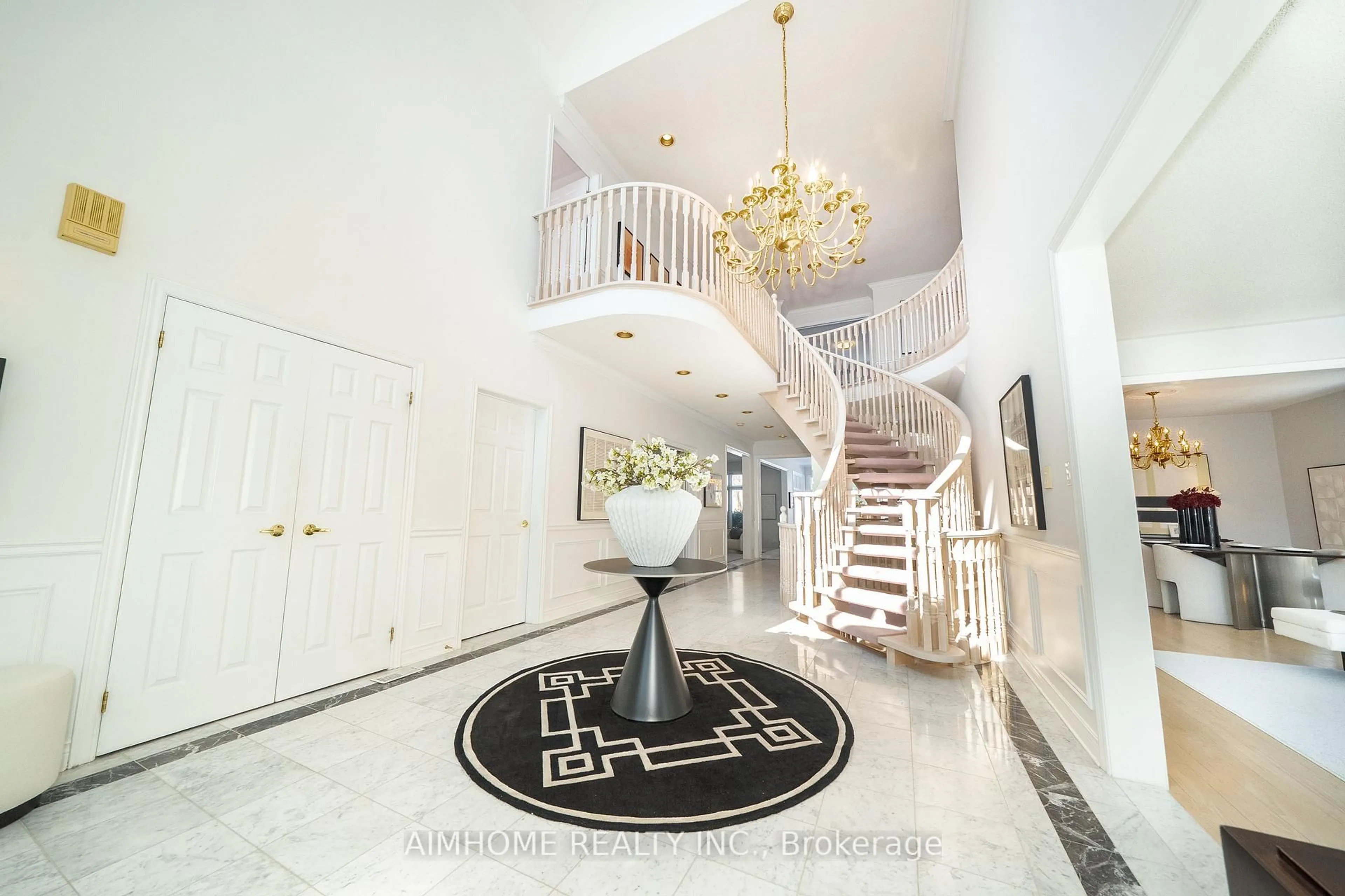 Indoor foyer for 92 Springbrook Dr, Richmond Hill Ontario L4B 3P9