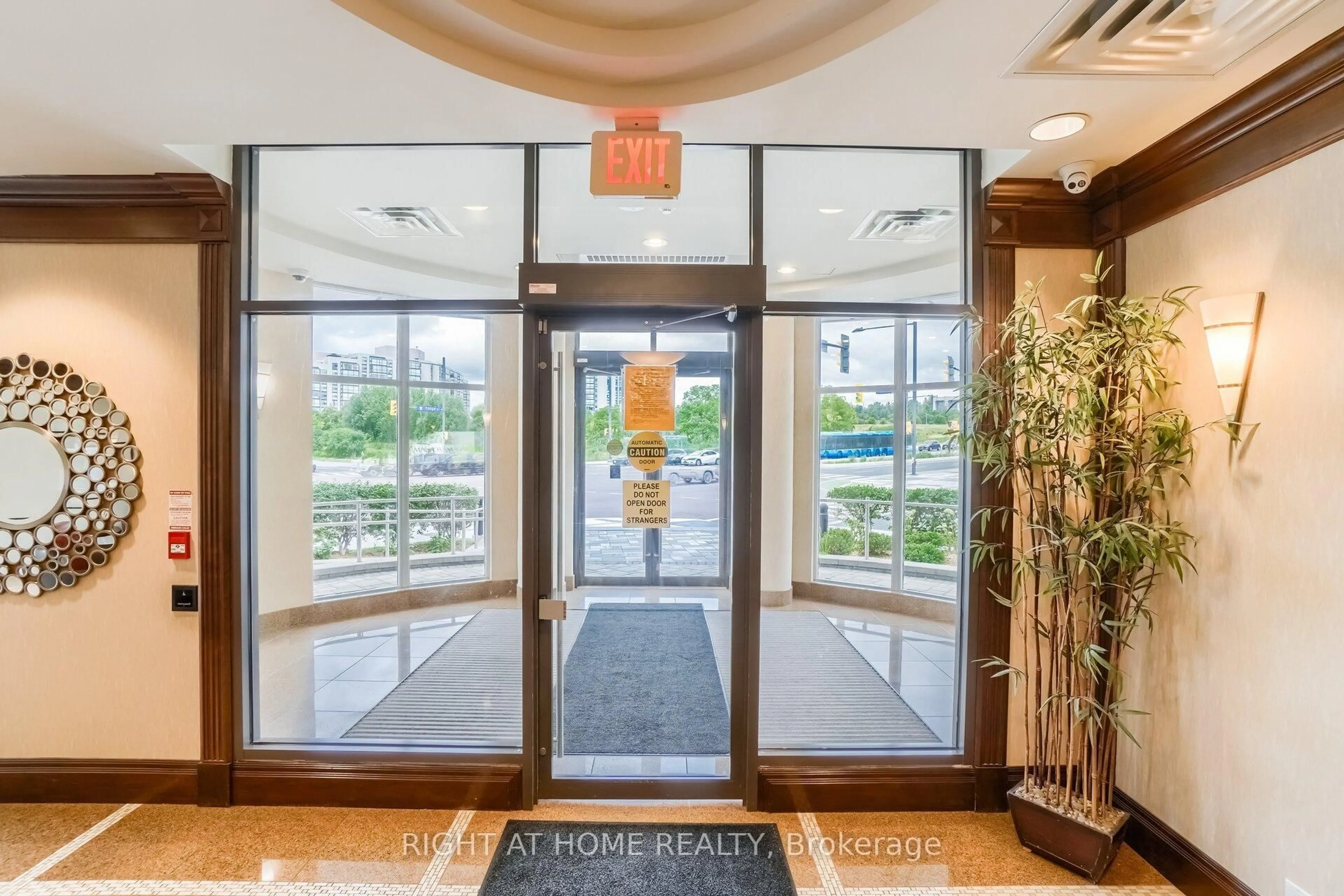 Indoor foyer for 18 Harding Blvd, Richmond Hill Ontario L4C 0T3