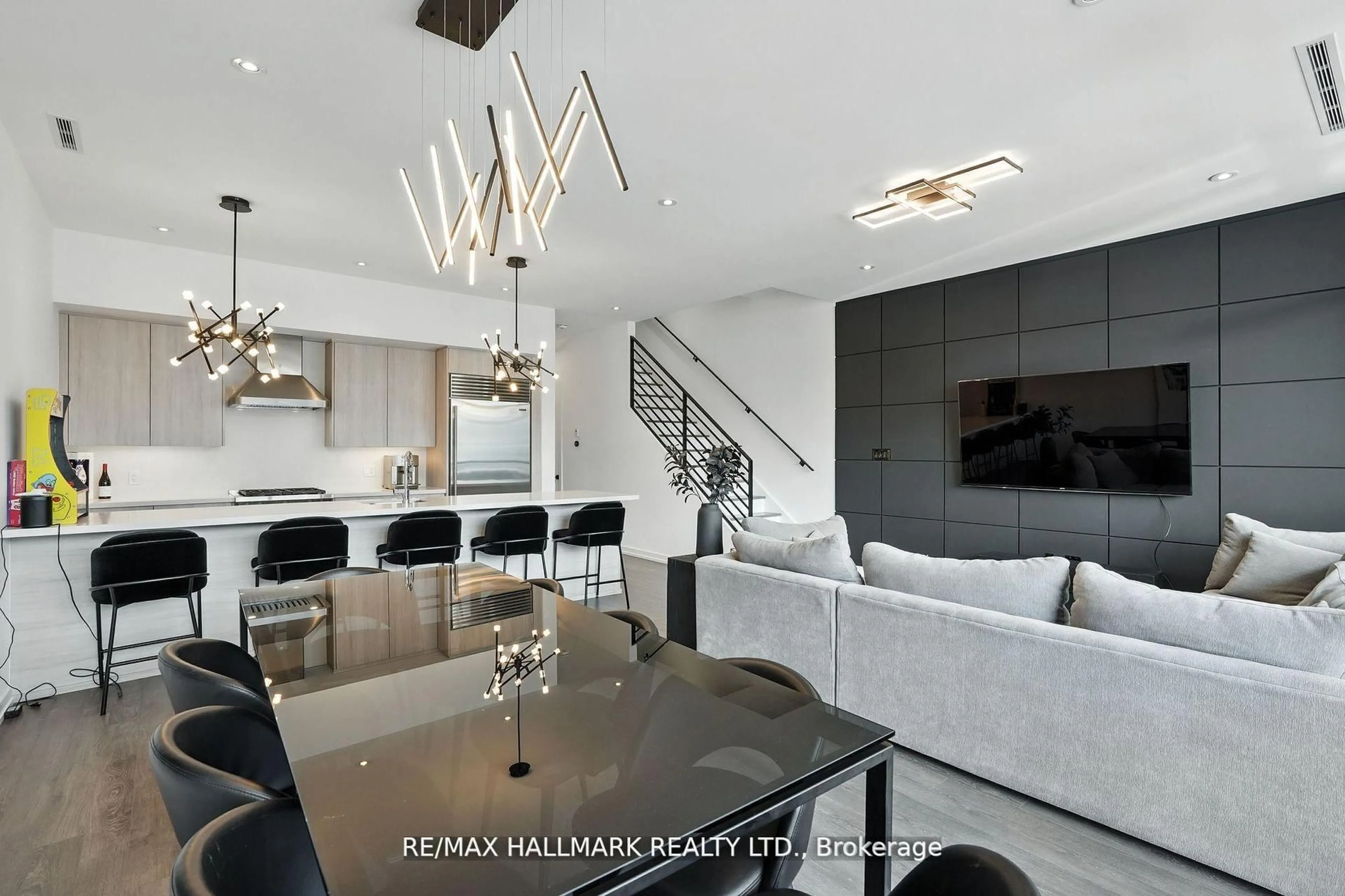 Open concept kitchen, ceramic/tile floor for 3658 Ferretti Crt, Innisfil Ontario L9S 0N6