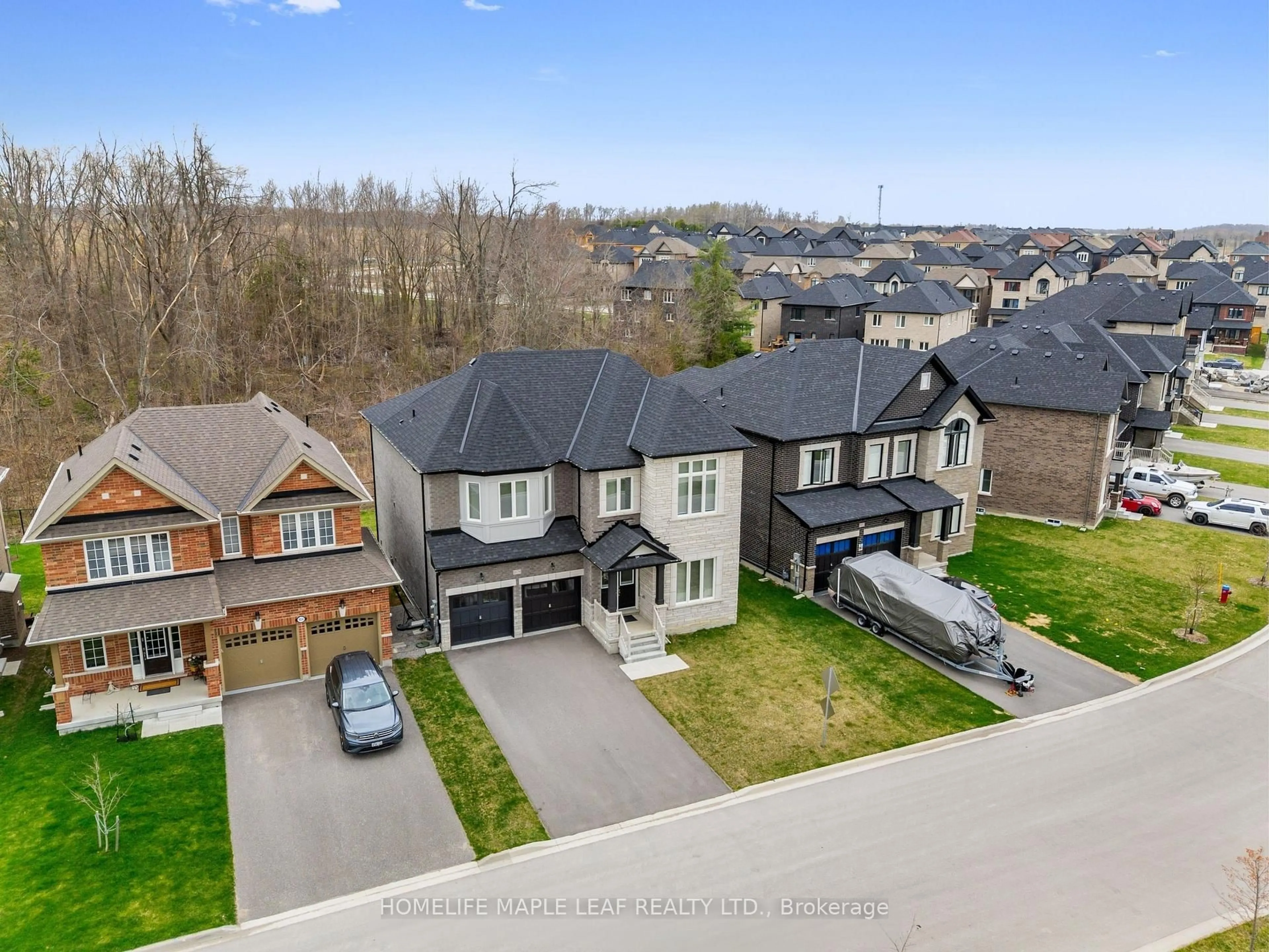 A pic from outside/outdoor area/front of a property/back of a property/a pic from drone, street for 1028 Hardy Way, Innisfil Ontario L0L 1W0