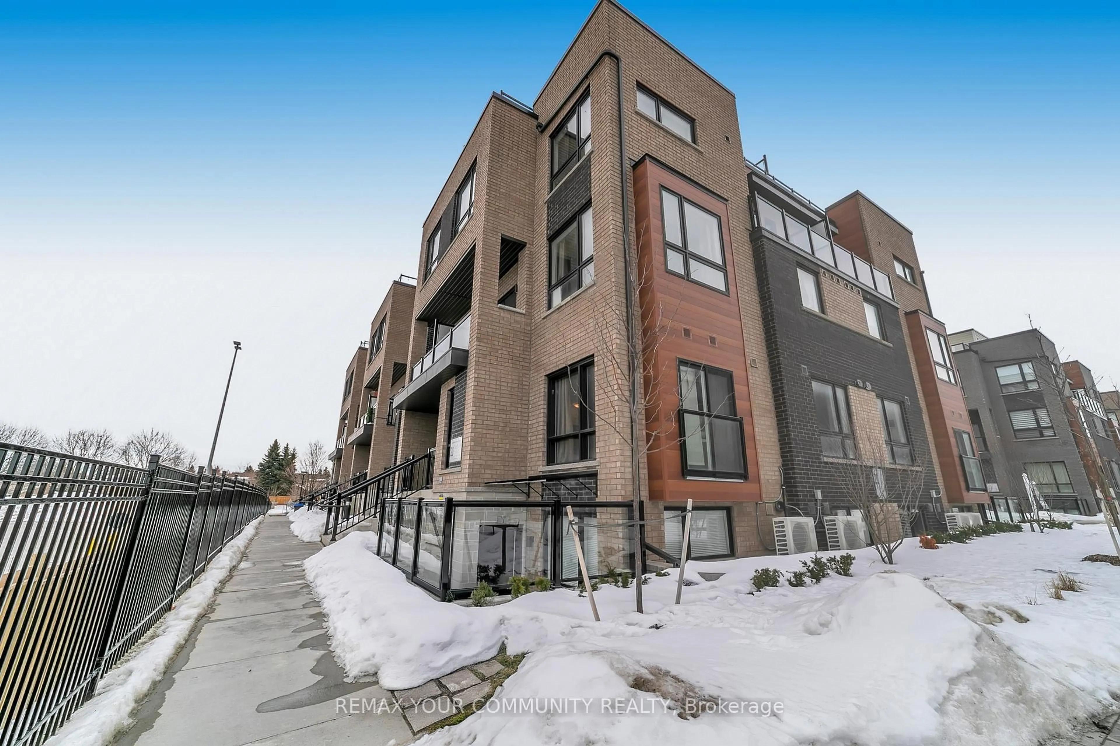 Unknown for 2-20 Lytham Green Circ #191, Newmarket Ontario L3Y 0H3