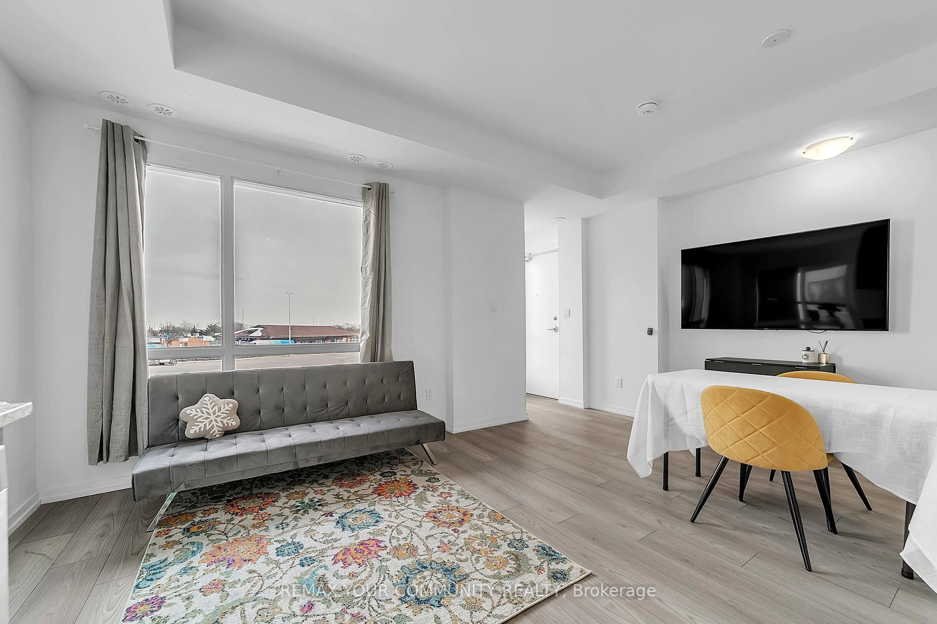 Living room with furniture, unknown for 2-20 Lytham Green Circ #191, Newmarket Ontario L3Y 0H3