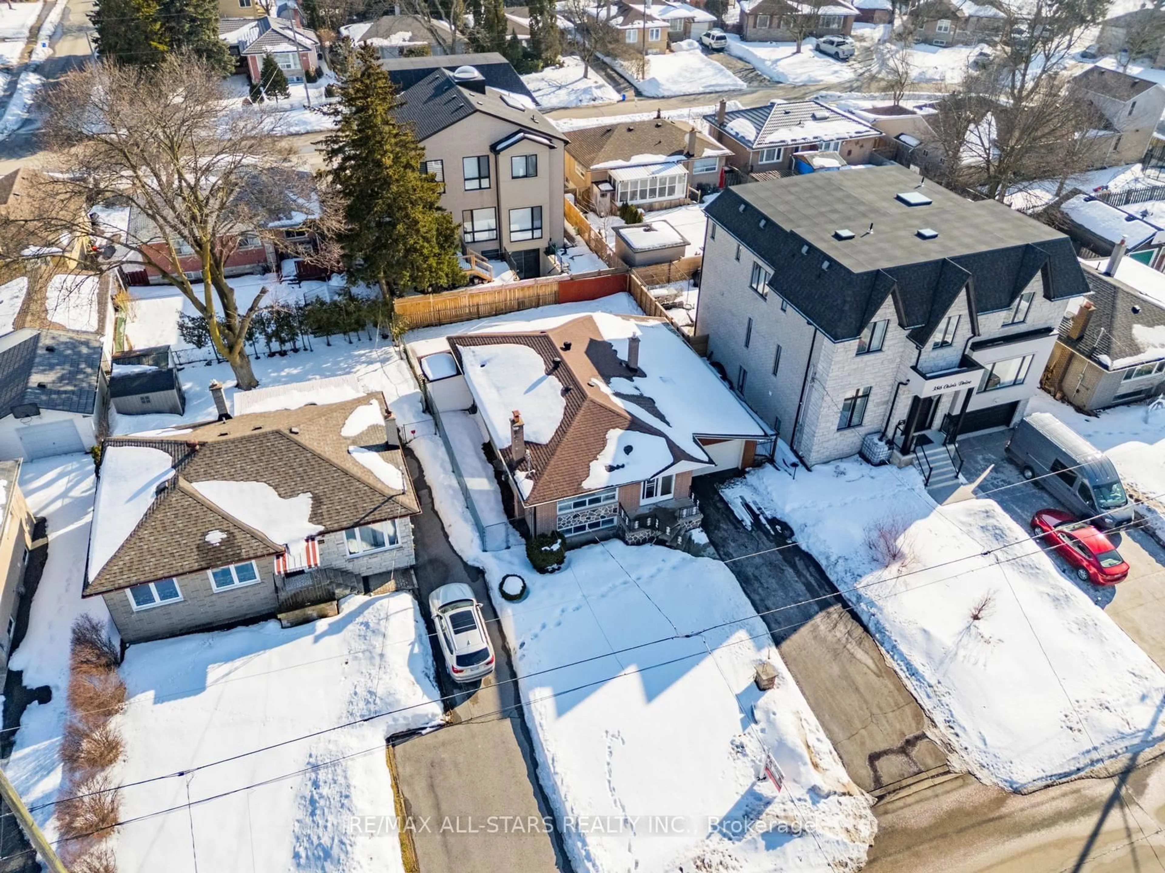 A pic from outside/outdoor area/front of a property/back of a property/a pic from drone, street for 394 Osiris Dr, Richmond Hill Ontario L4C 2P9