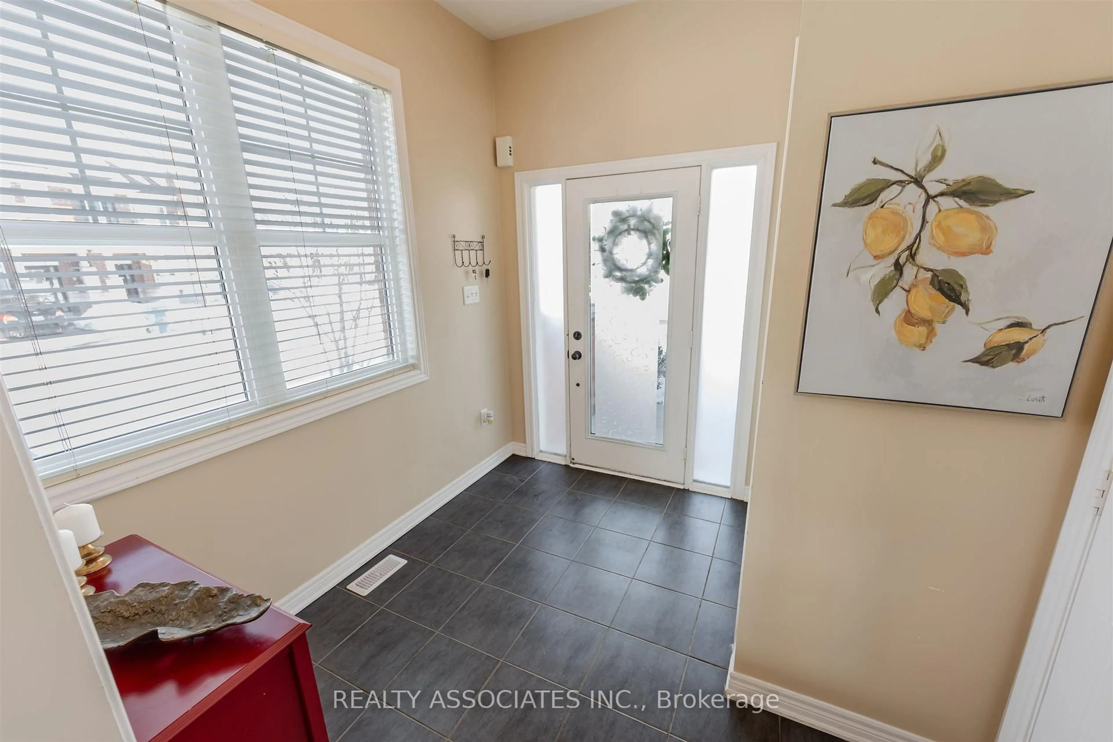Indoor entryway for 19 Bearings Ave, Whitchurch-Stouffville Ontario L4A 0W6