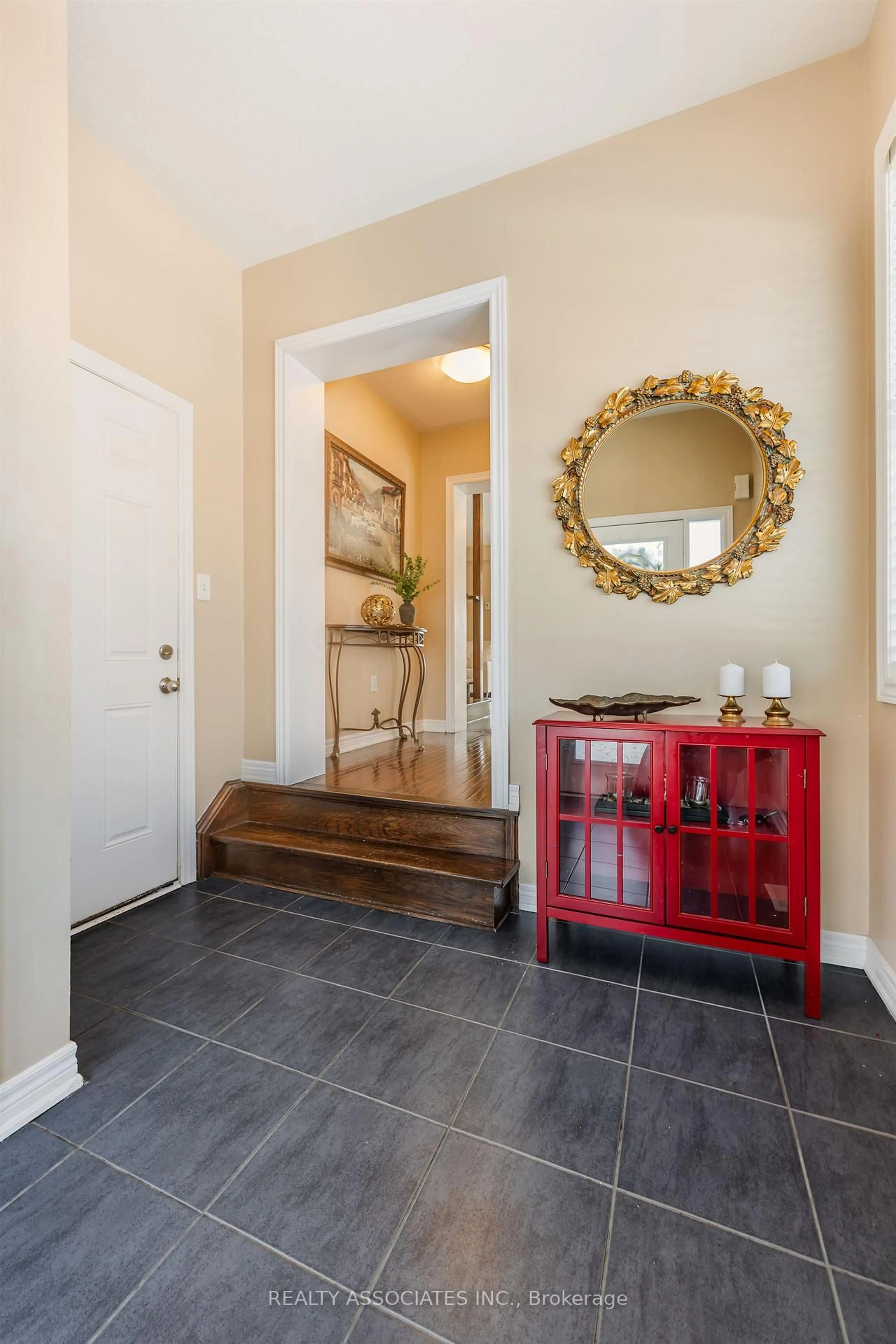 Indoor entryway for 19 Bearings Ave, Whitchurch-Stouffville Ontario L4A 0W6