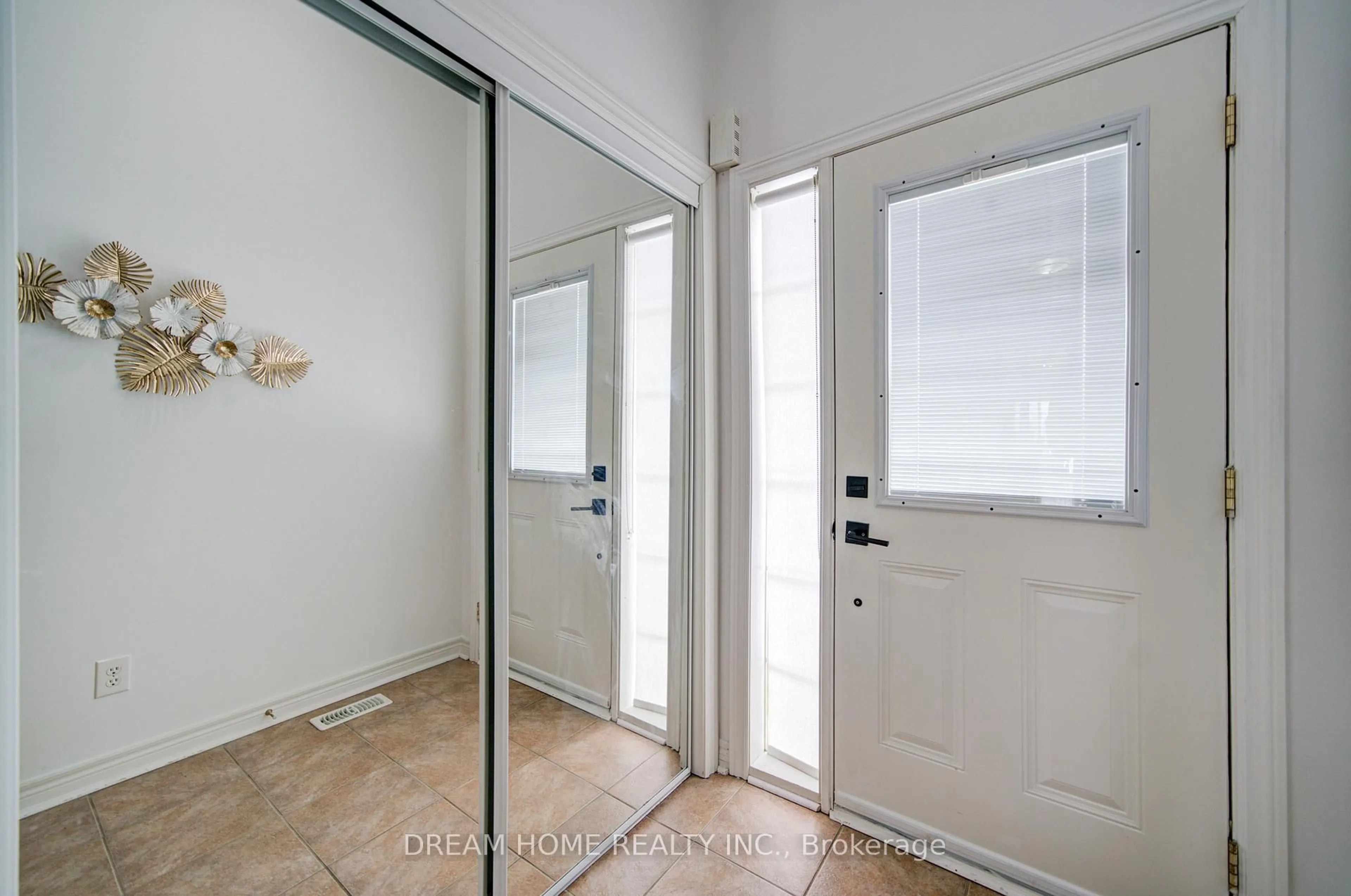 Indoor entryway for 208 Tom Taylor Cres, Newmarket Ontario L3X 3E8