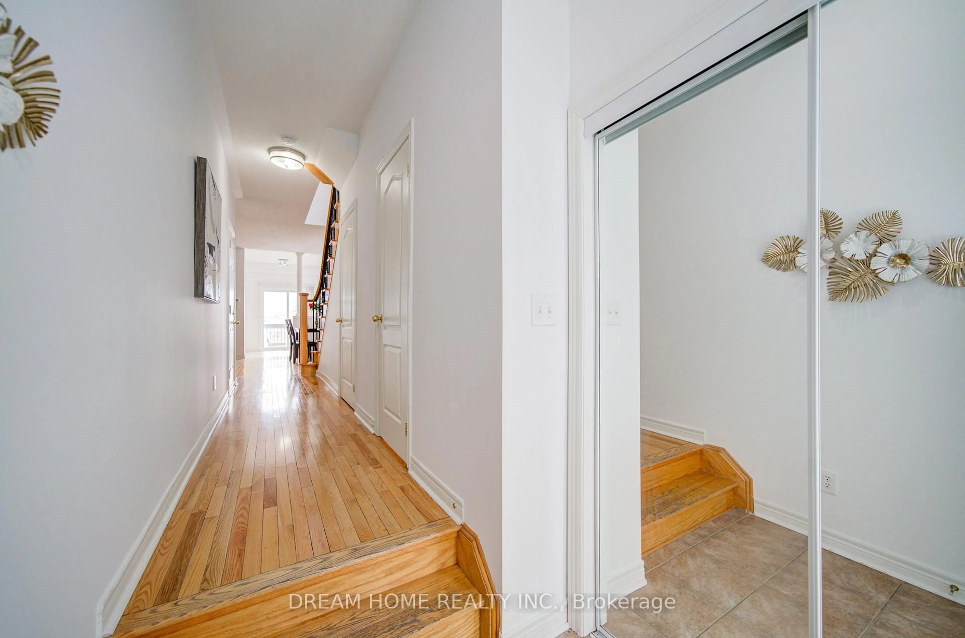 Indoor foyer for 208 Tom Taylor Cres, Newmarket Ontario L3X 3E8