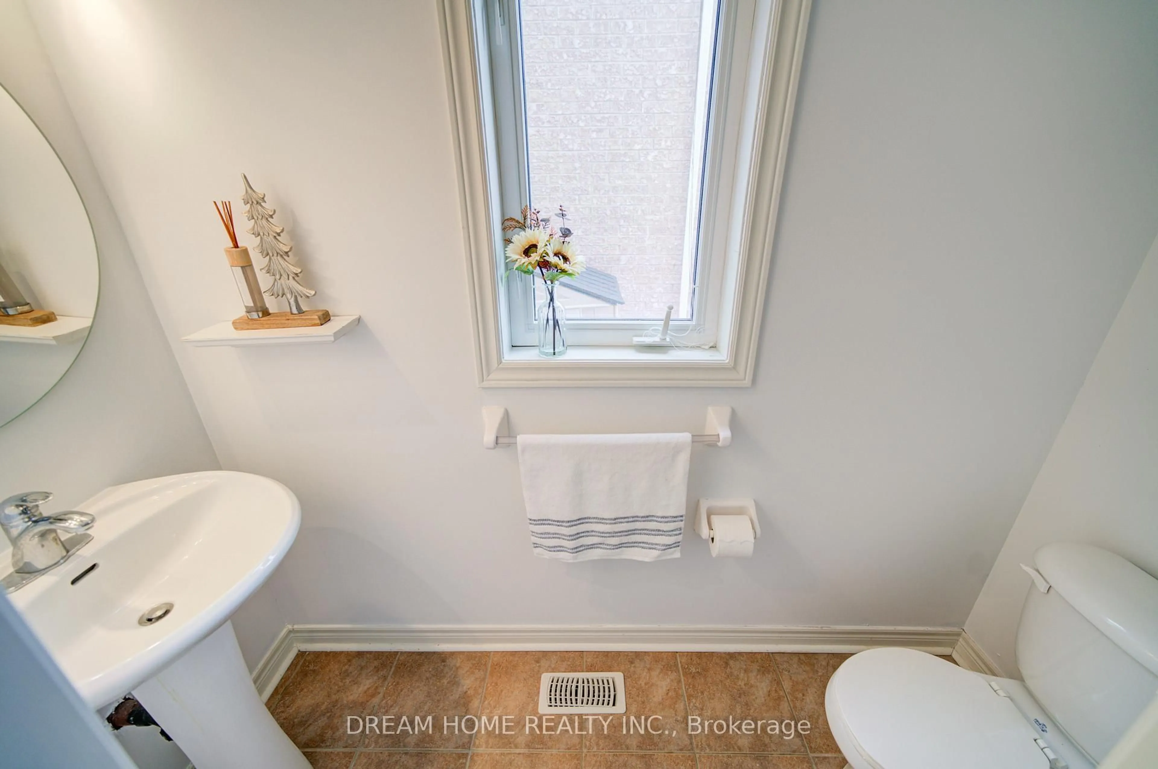 Standard bathroom, ceramic/tile floor for 208 Tom Taylor Cres, Newmarket Ontario L3X 3E8
