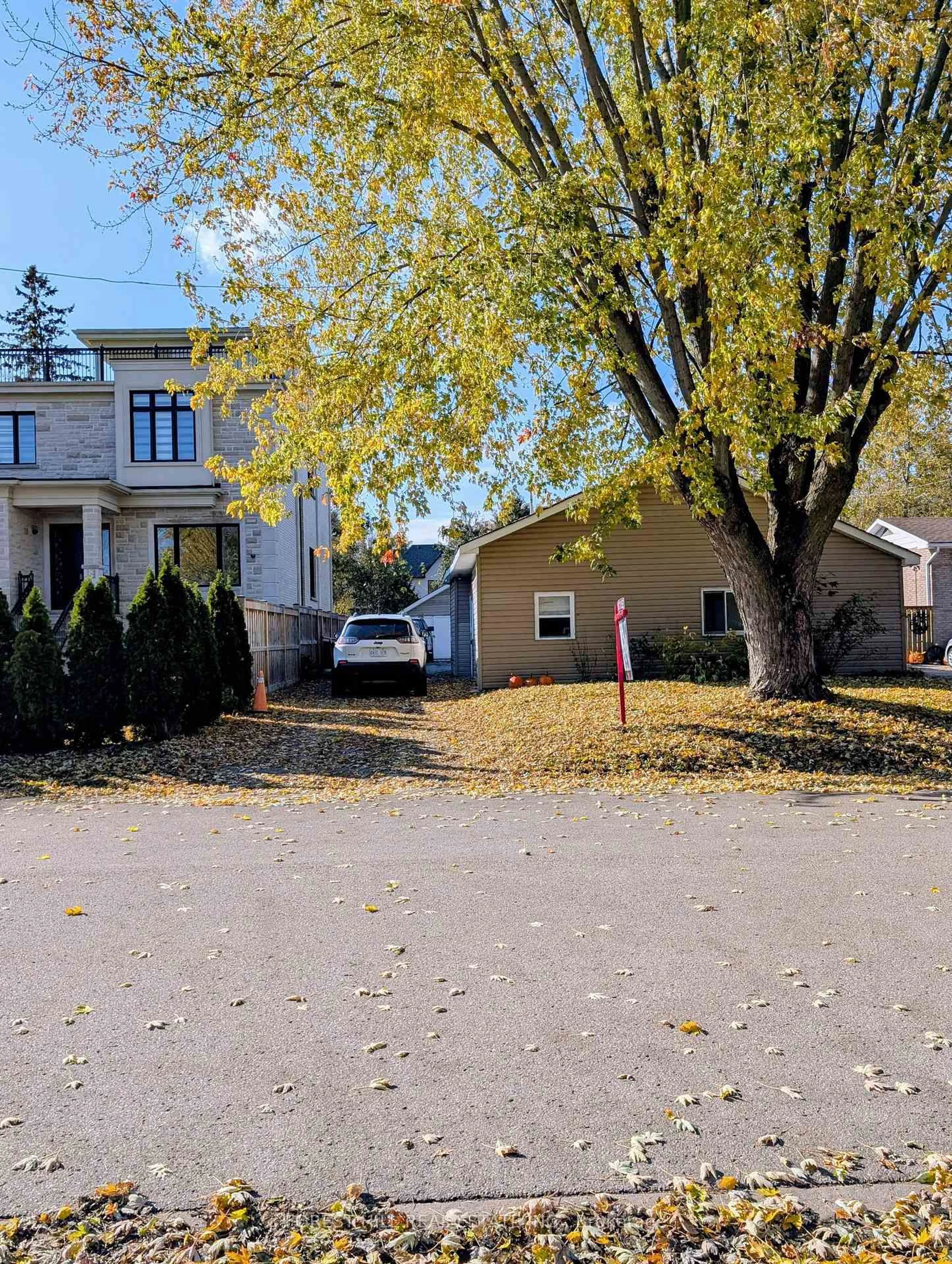 A pic from outside/outdoor area/front of a property/back of a property/a pic from drone, street for 26 River Dr, East Gwillimbury Ontario L9N 1A6