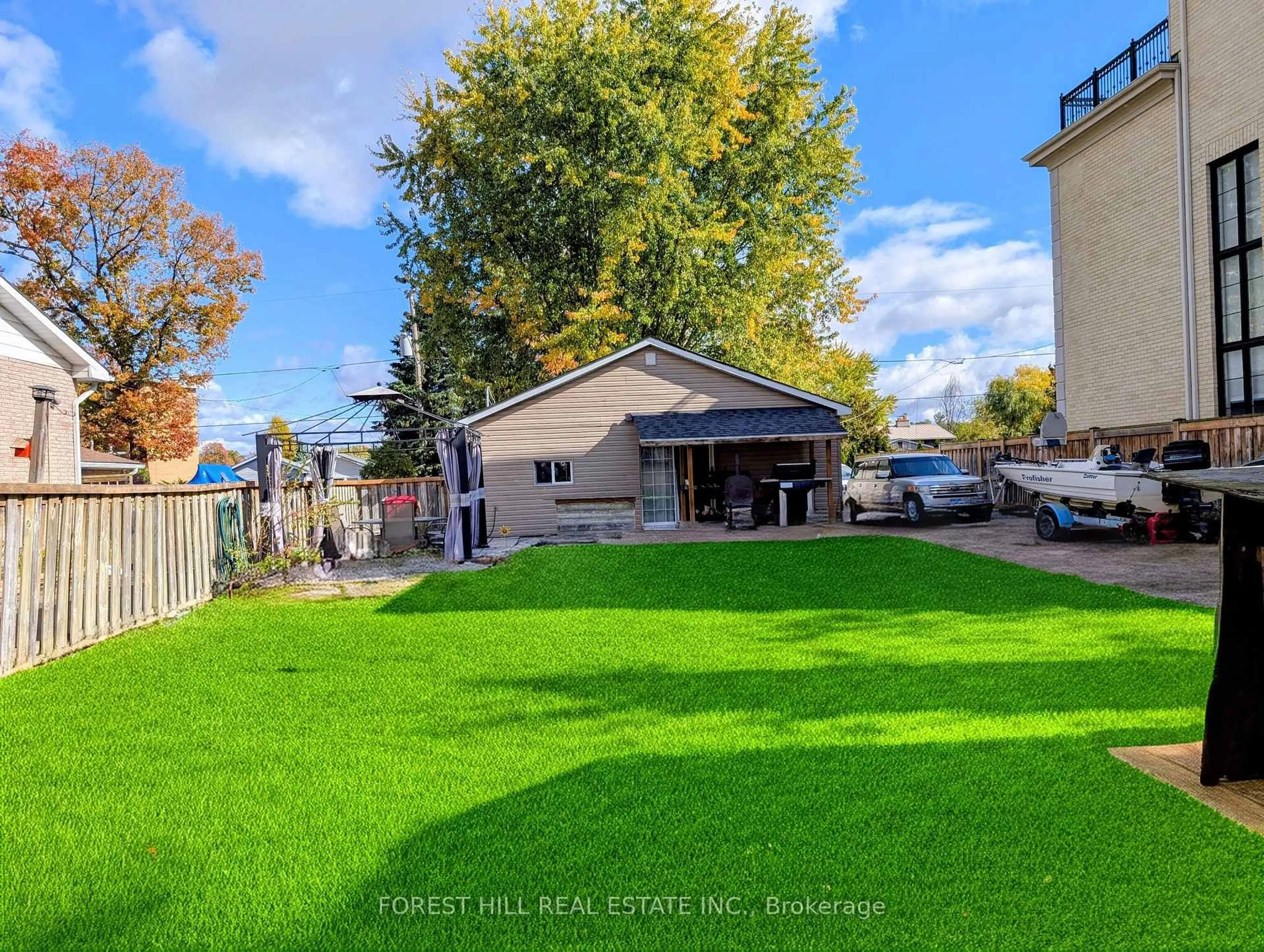 A pic from outside/outdoor area/front of a property/back of a property/a pic from drone, street for 26 River Dr, East Gwillimbury Ontario L9N 1A6