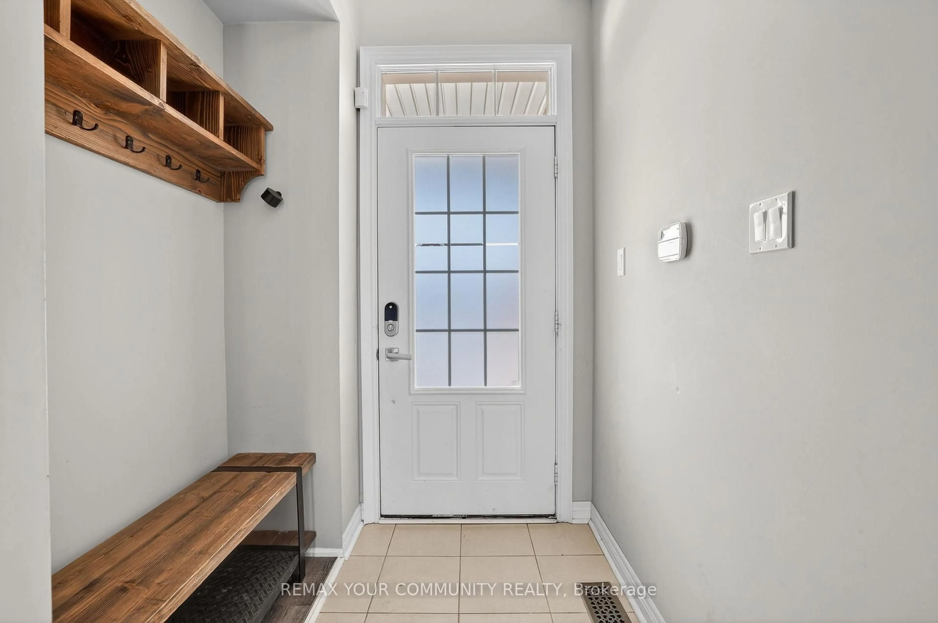 Indoor entryway for 9 Faris St, Bradford West Gwillimbury Ontario L3Z 0B4