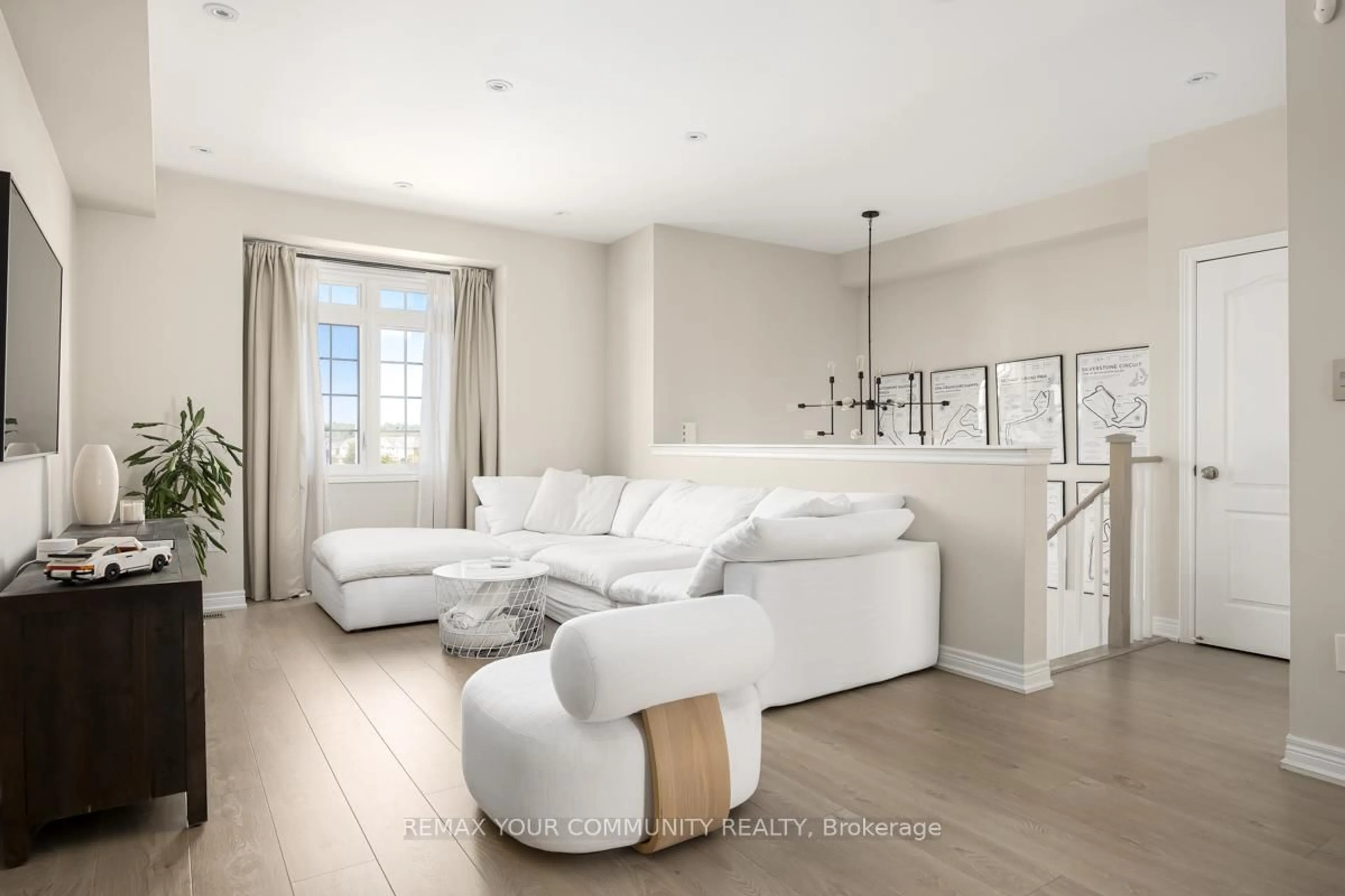 Living room with furniture, unknown for 49 Matthewson Ave, Bradford West Gwillimbury Ontario L3Z 0P3