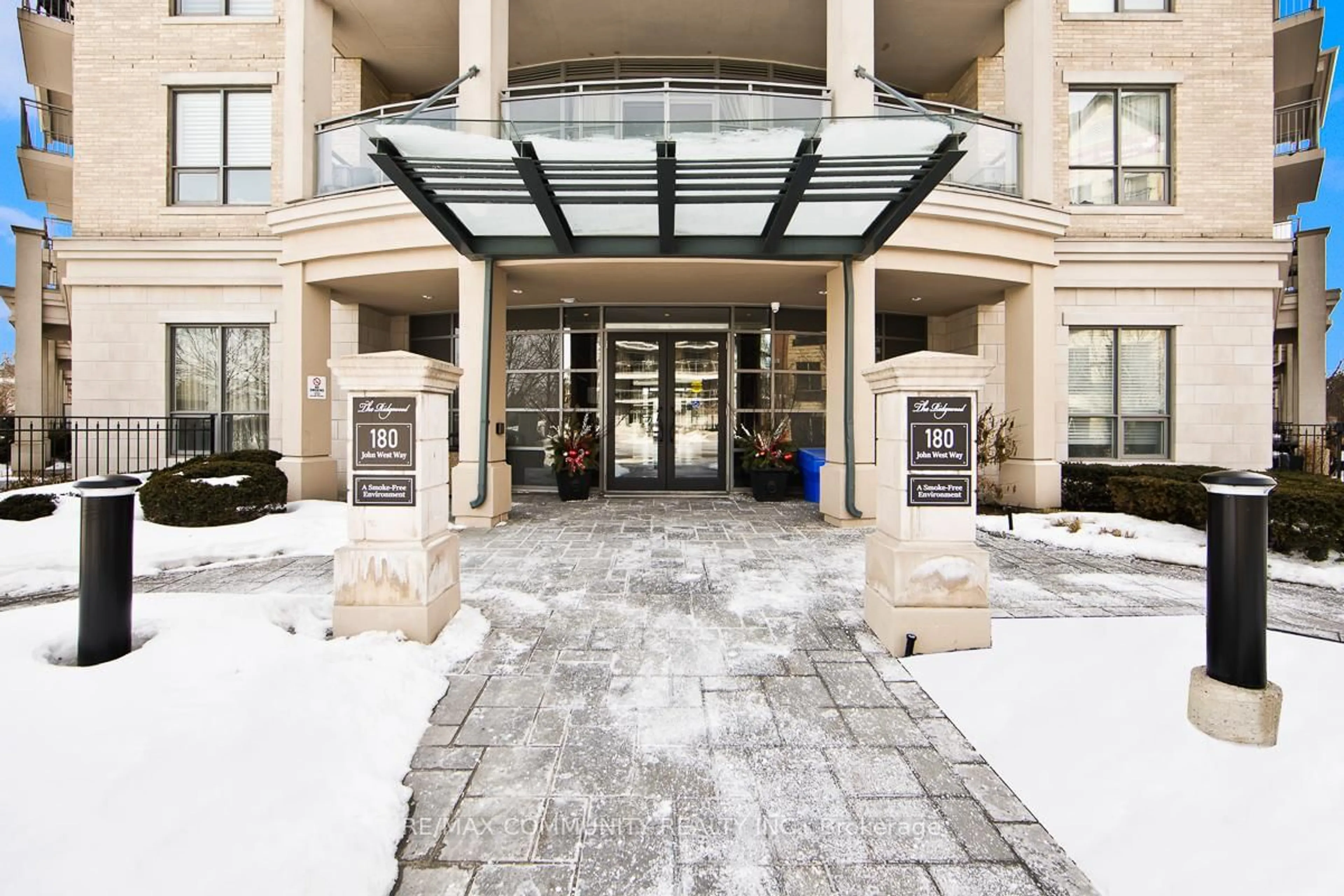 Indoor foyer for 180 John West Way #129, Aurora Ontario L4G 0R3