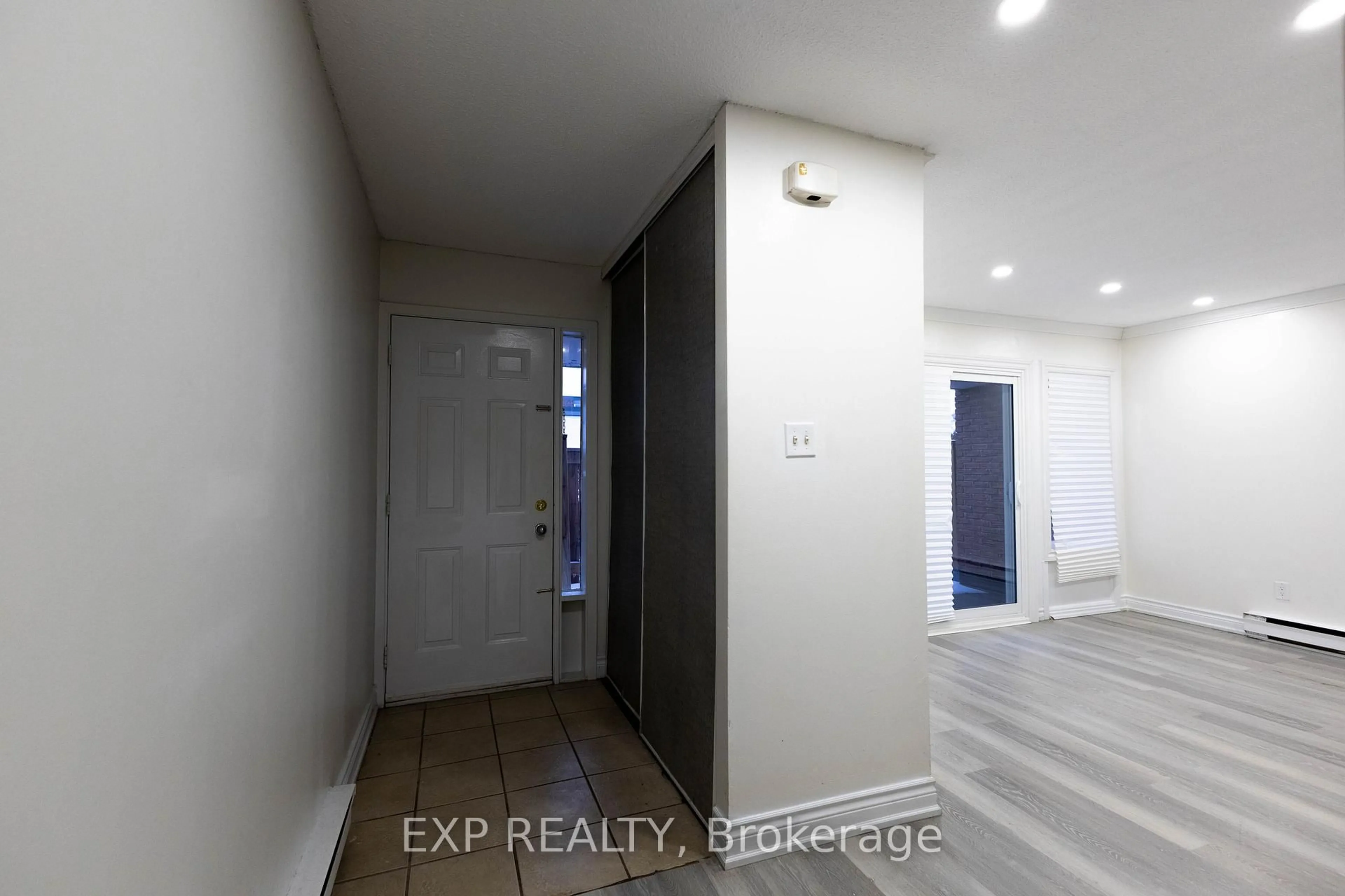 Indoor entryway for 248 Milestone Cres #120, Aurora Ontario L4G 3M2