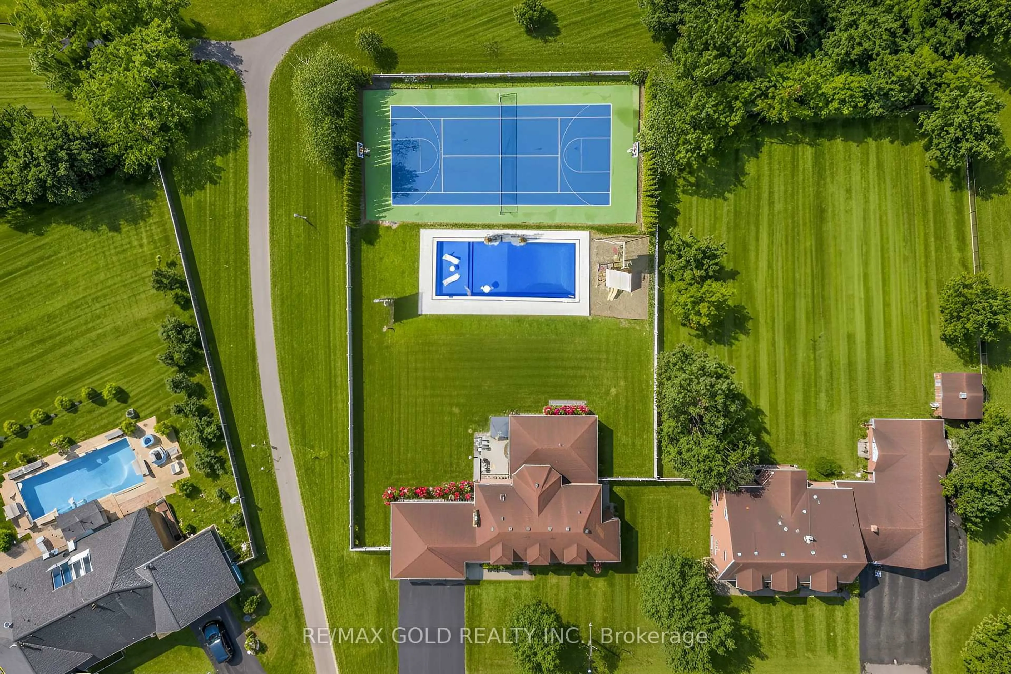 A pic from outside/outdoor area/front of a property/back of a property/a pic from drone, water/lake/river/ocean view for 72 Goodfellow Cres, King Ontario L0G 1N0