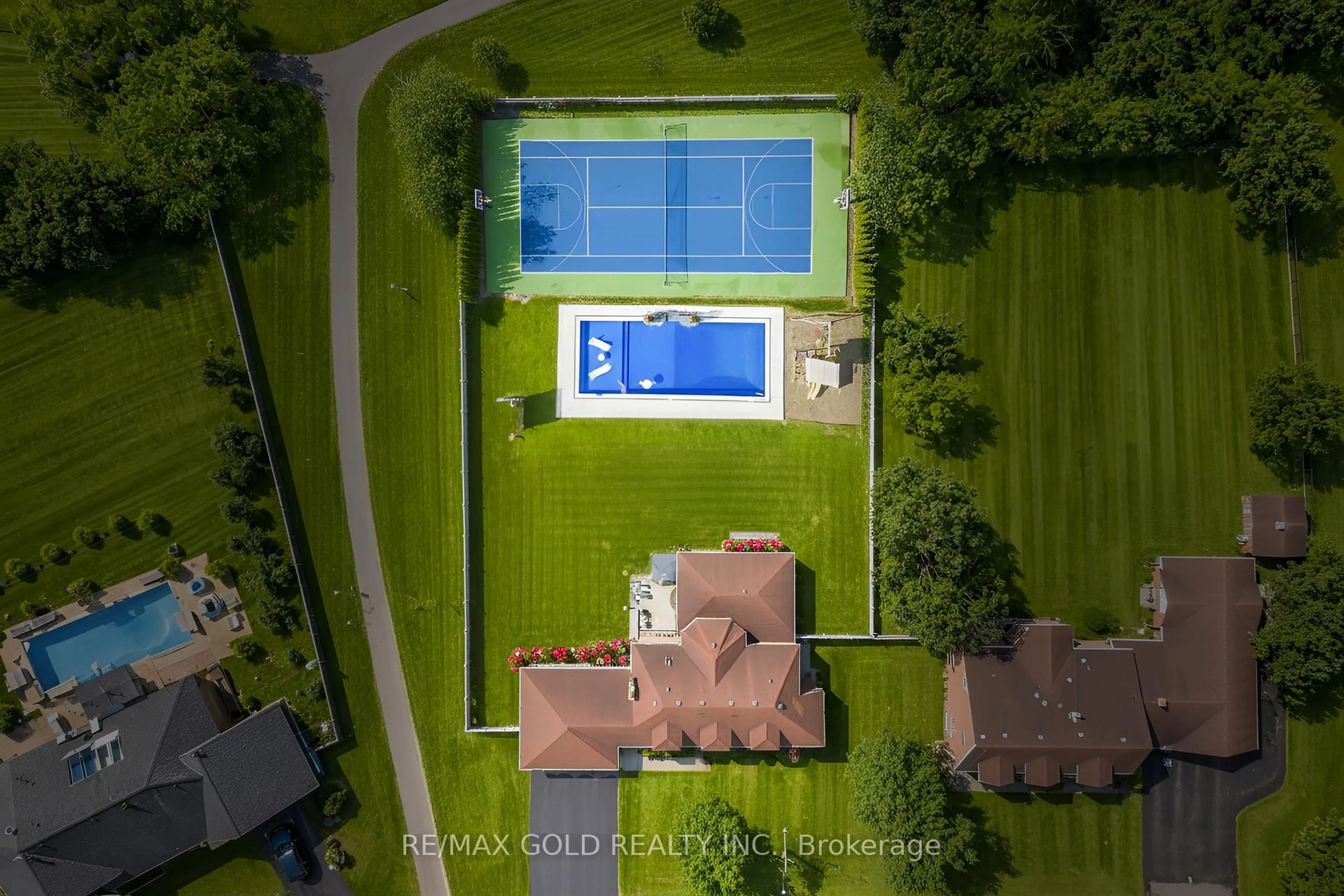 A pic from outside/outdoor area/front of a property/back of a property/a pic from drone, water/lake/river/ocean view for 72 Goodfellow Cres, King Ontario L0G 1N0