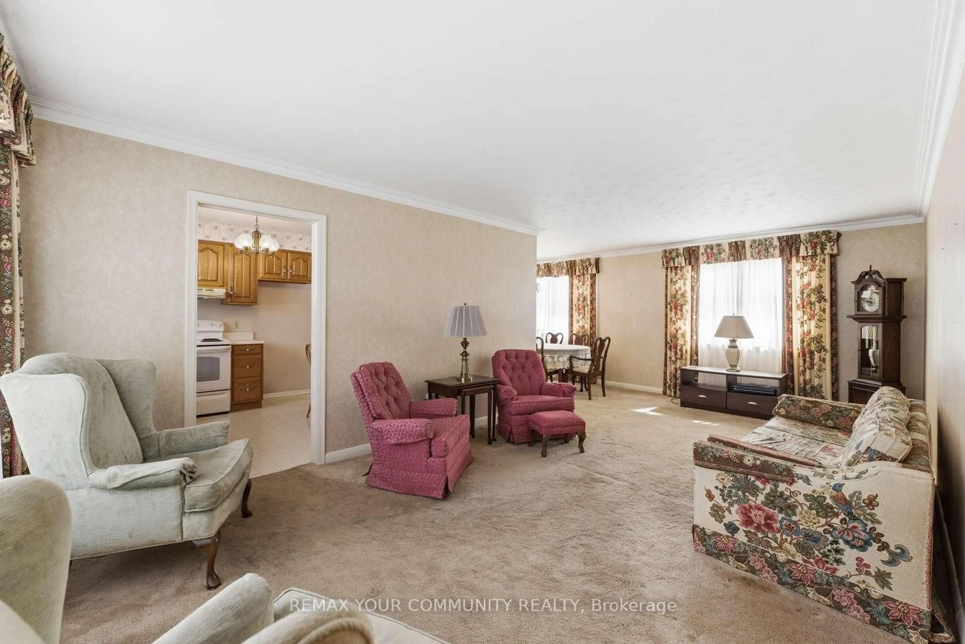 Living room with furniture, carpet floor for 29 Patricia Dr, King Ontario L7B 1H5