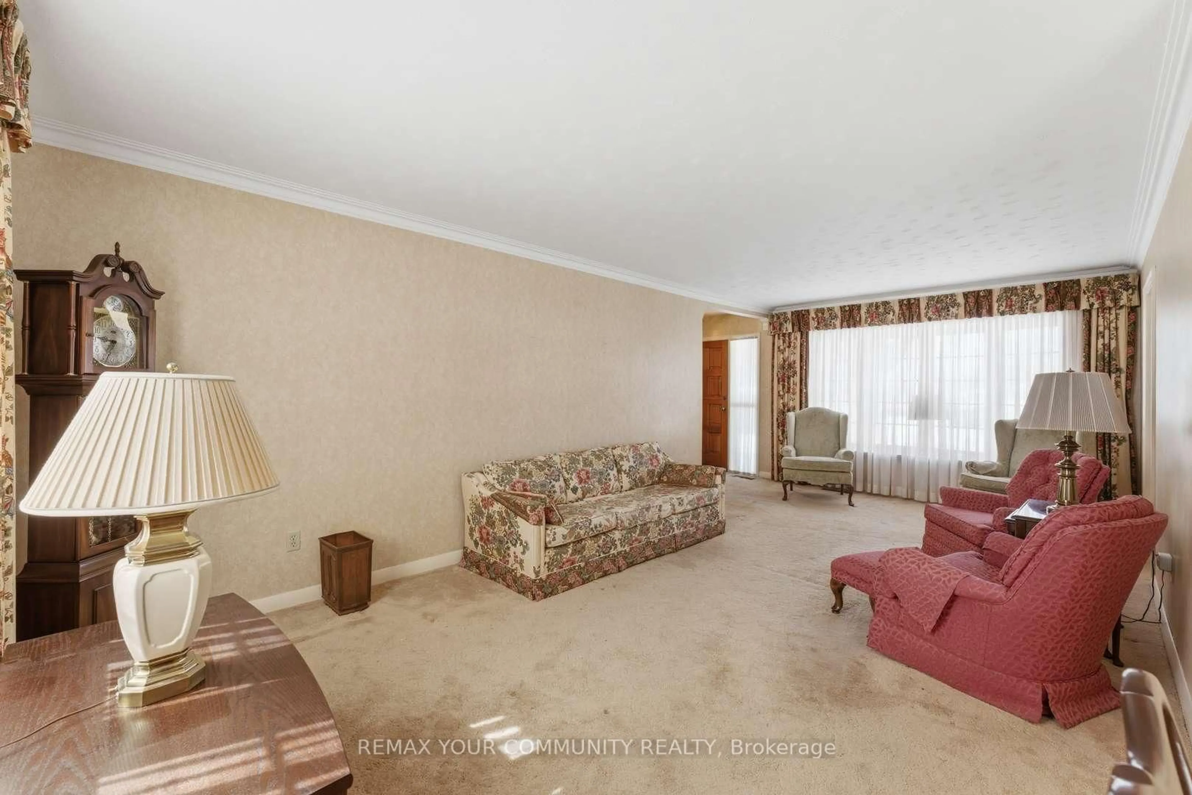 Living room with furniture, carpet floor for 29 Patricia Dr, King Ontario L7B 1H5