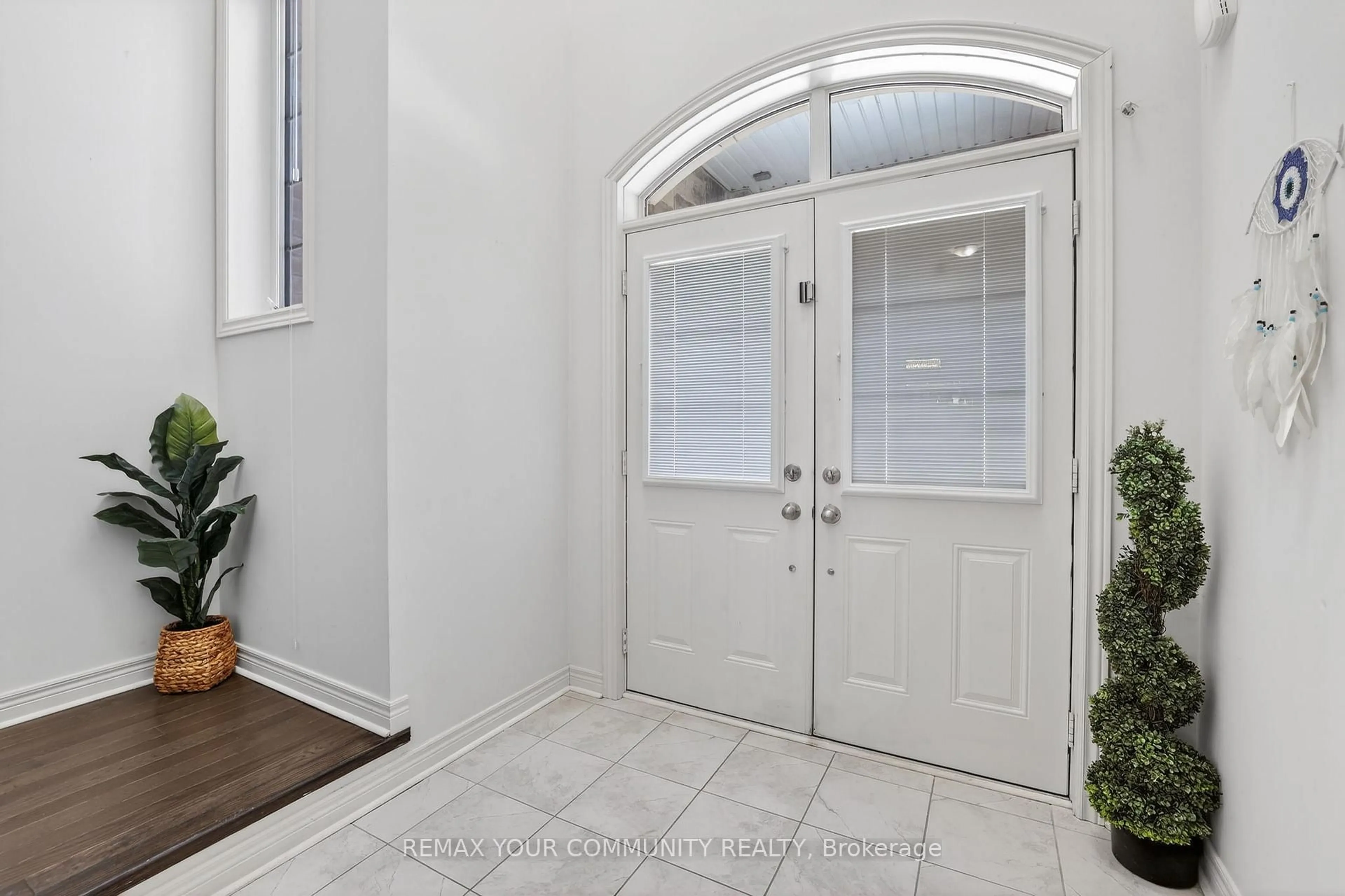 Indoor entryway for 31 Tay Blvd, Bradford West Gwillimbury Ontario L3Z 0W5