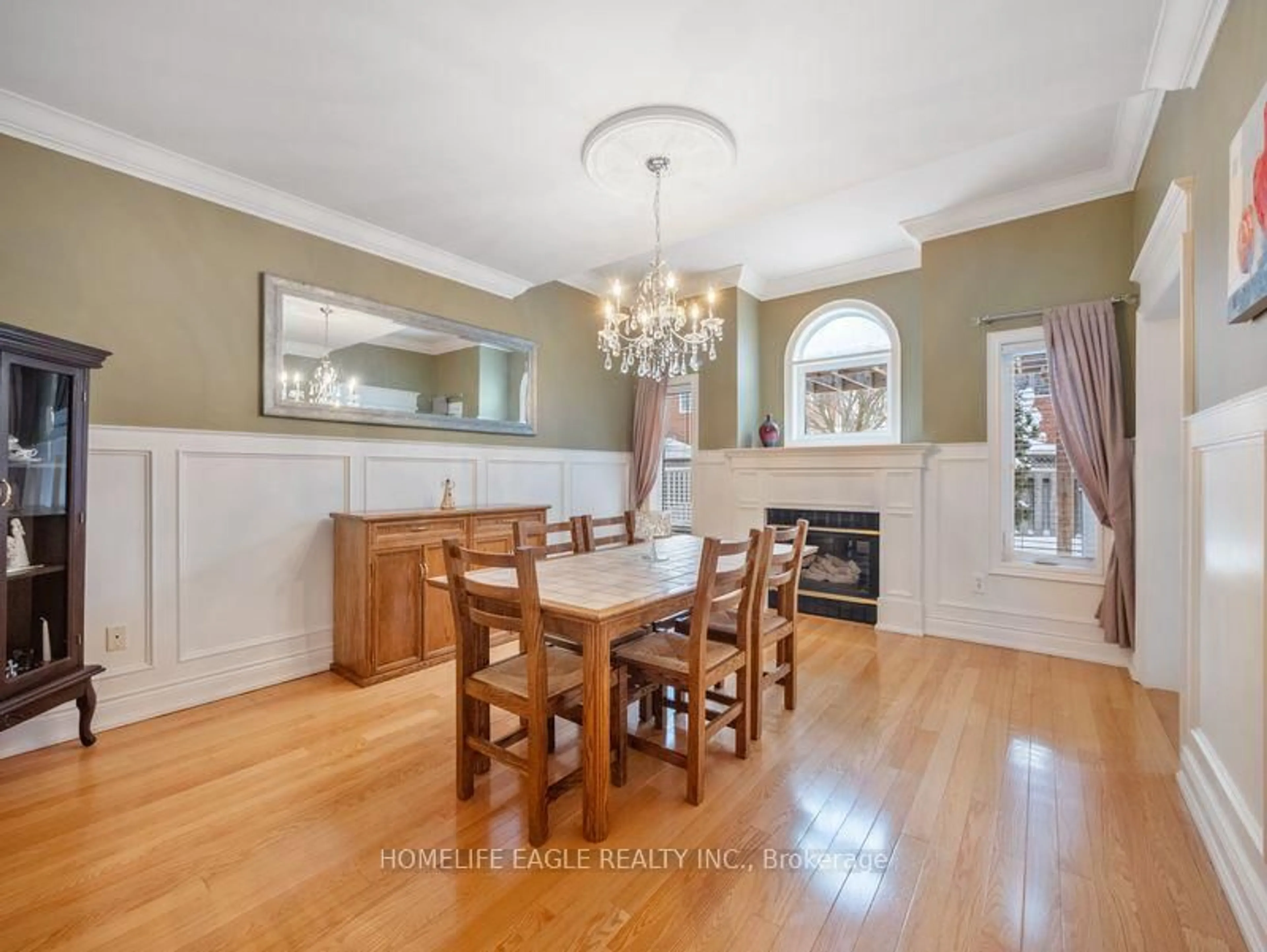 Dining room, wood/laminate floor for 124 Rushbrook Dr, Newmarket Ontario L3X 2E4