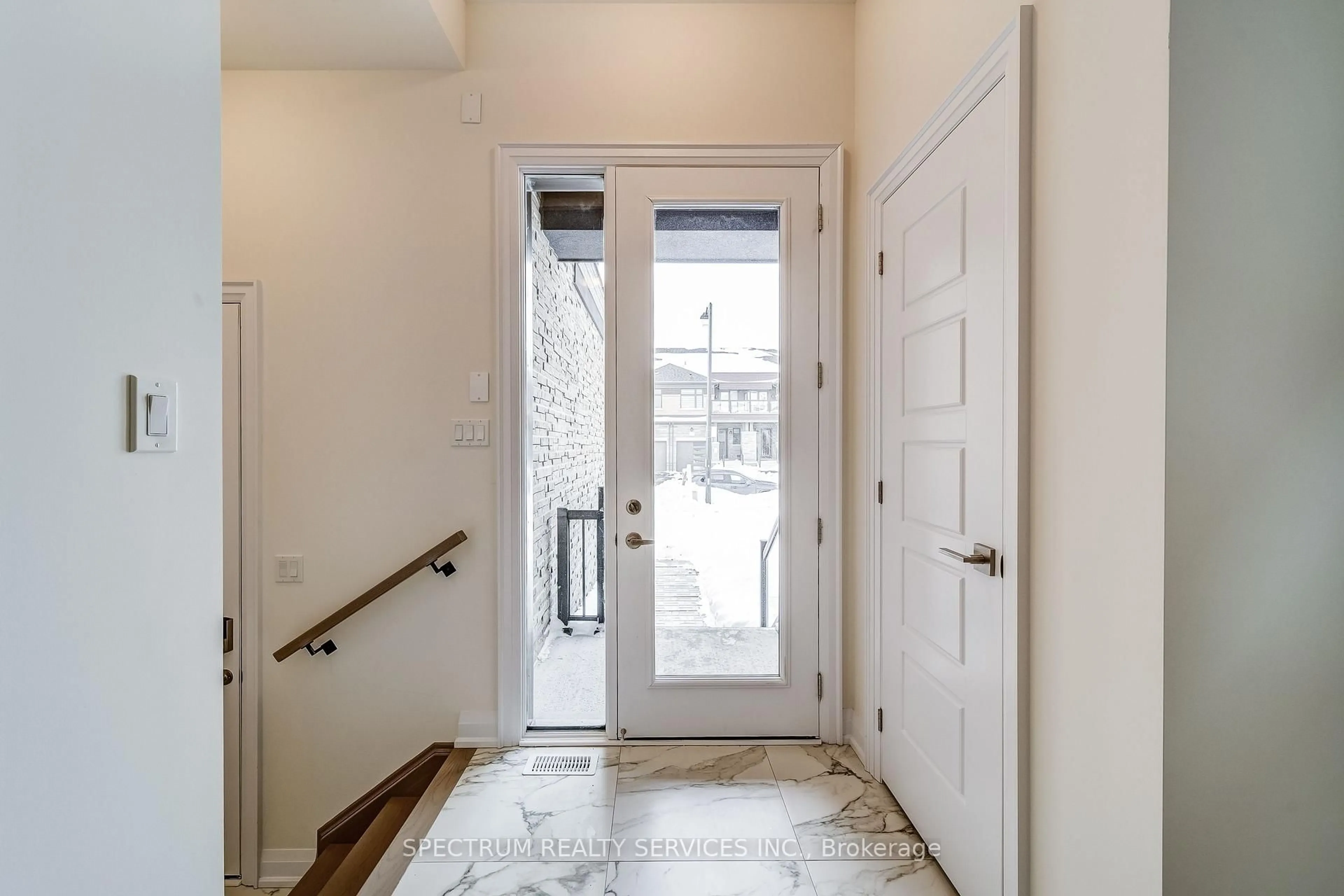 Indoor entryway for 84 Adario Cres, Vaughan Ontario L4H 4P7