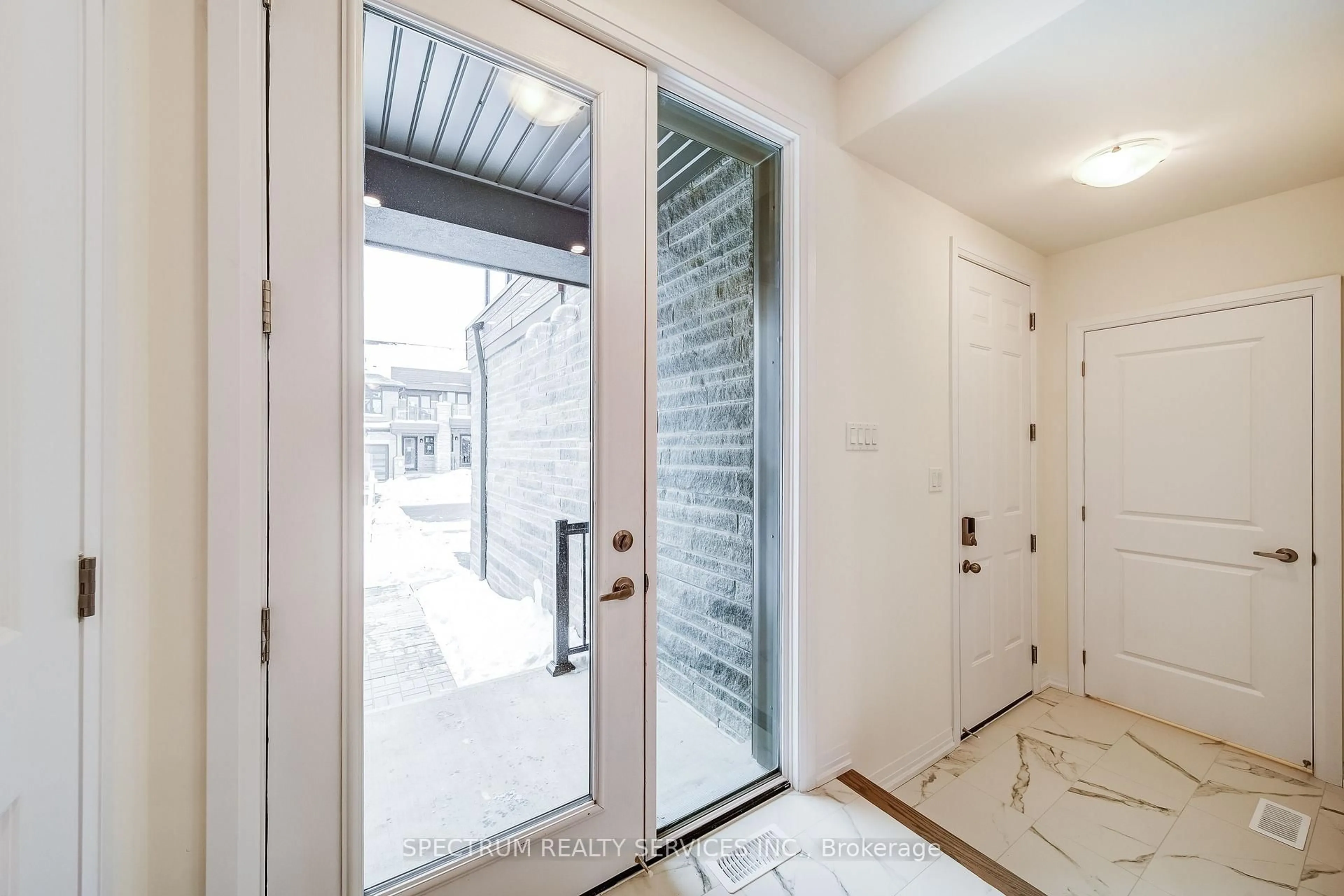 Indoor entryway for 132 Adario Cres, Vaughan Ontario L4H 4P7
