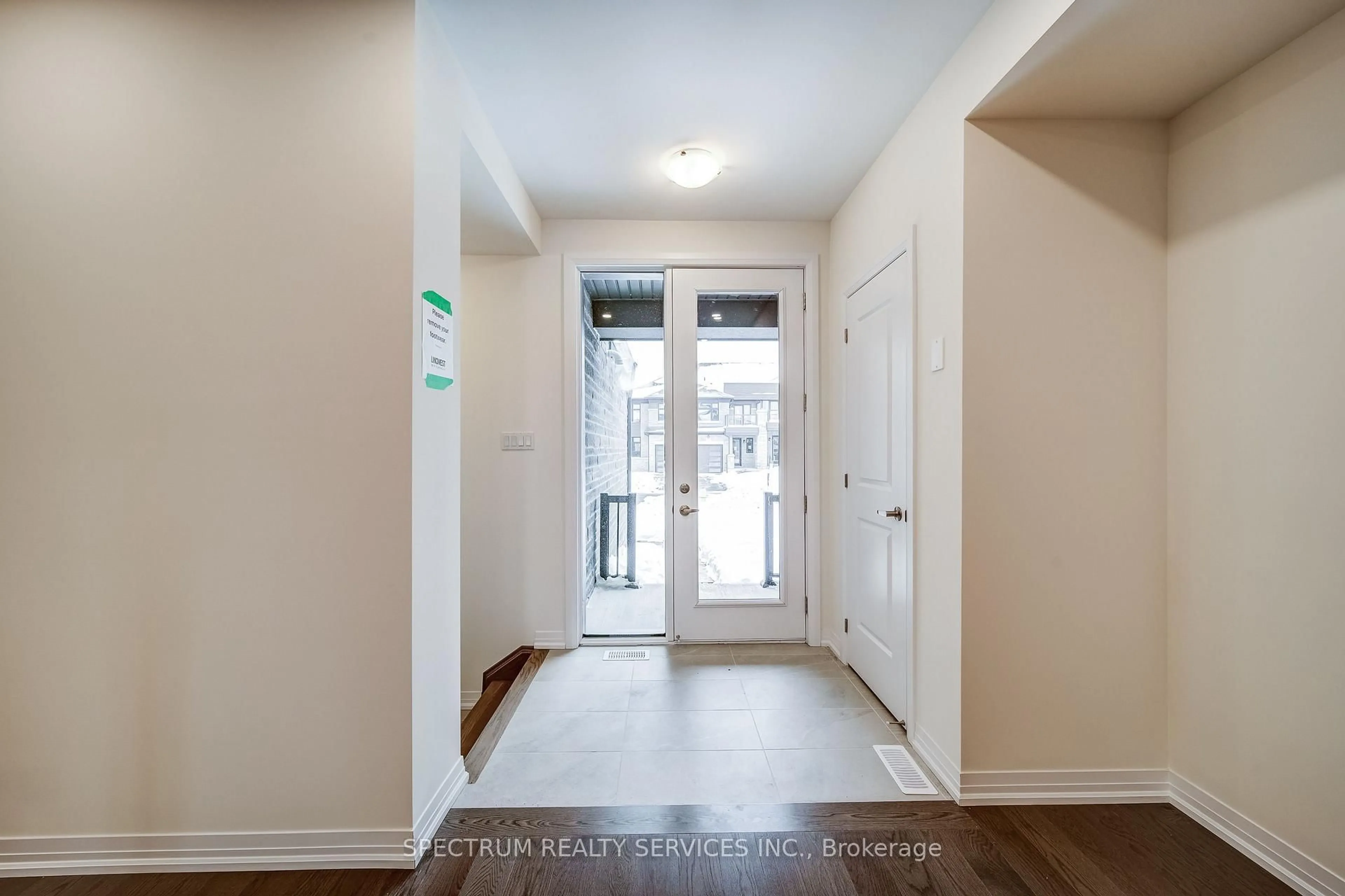 Indoor entryway for 136 Adario Cres, Vaughan Ontario L4H 4P7