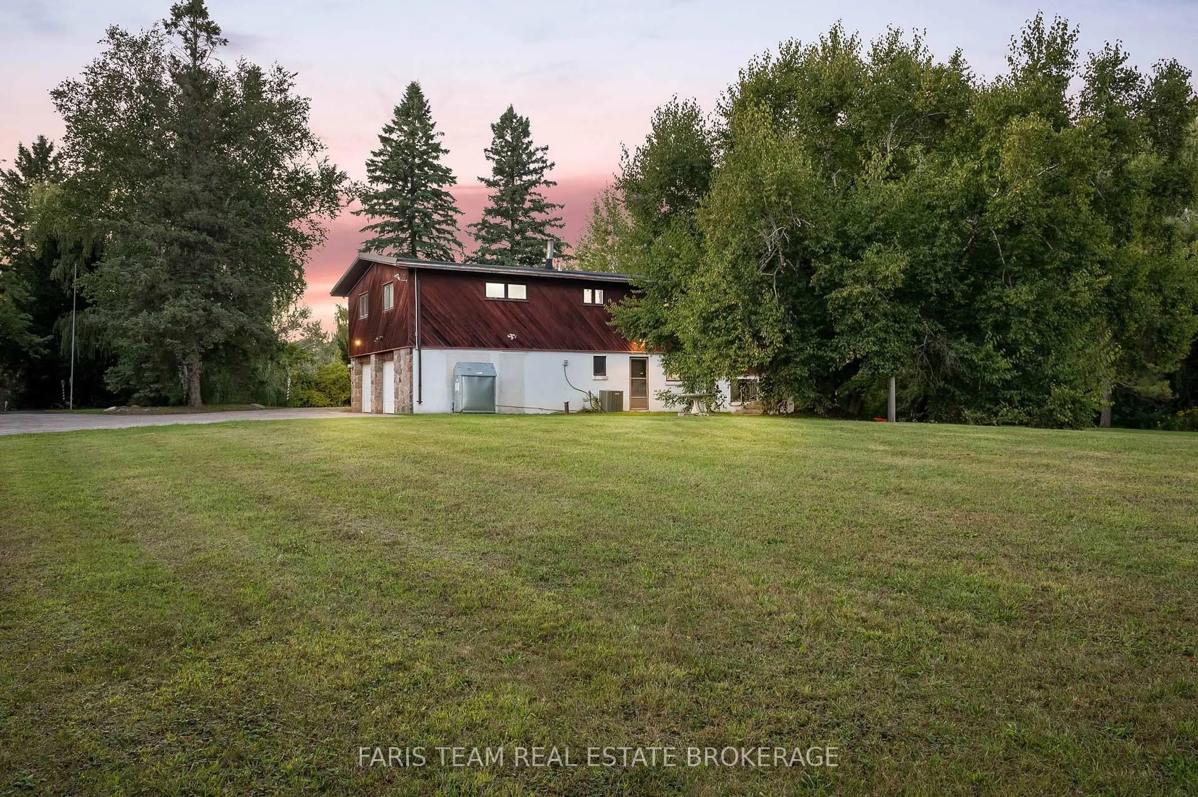 A pic from outside/outdoor area/front of a property/back of a property/a pic from drone, unknown for 175 South Summit Farm Rd, King Ontario L7B 1J8