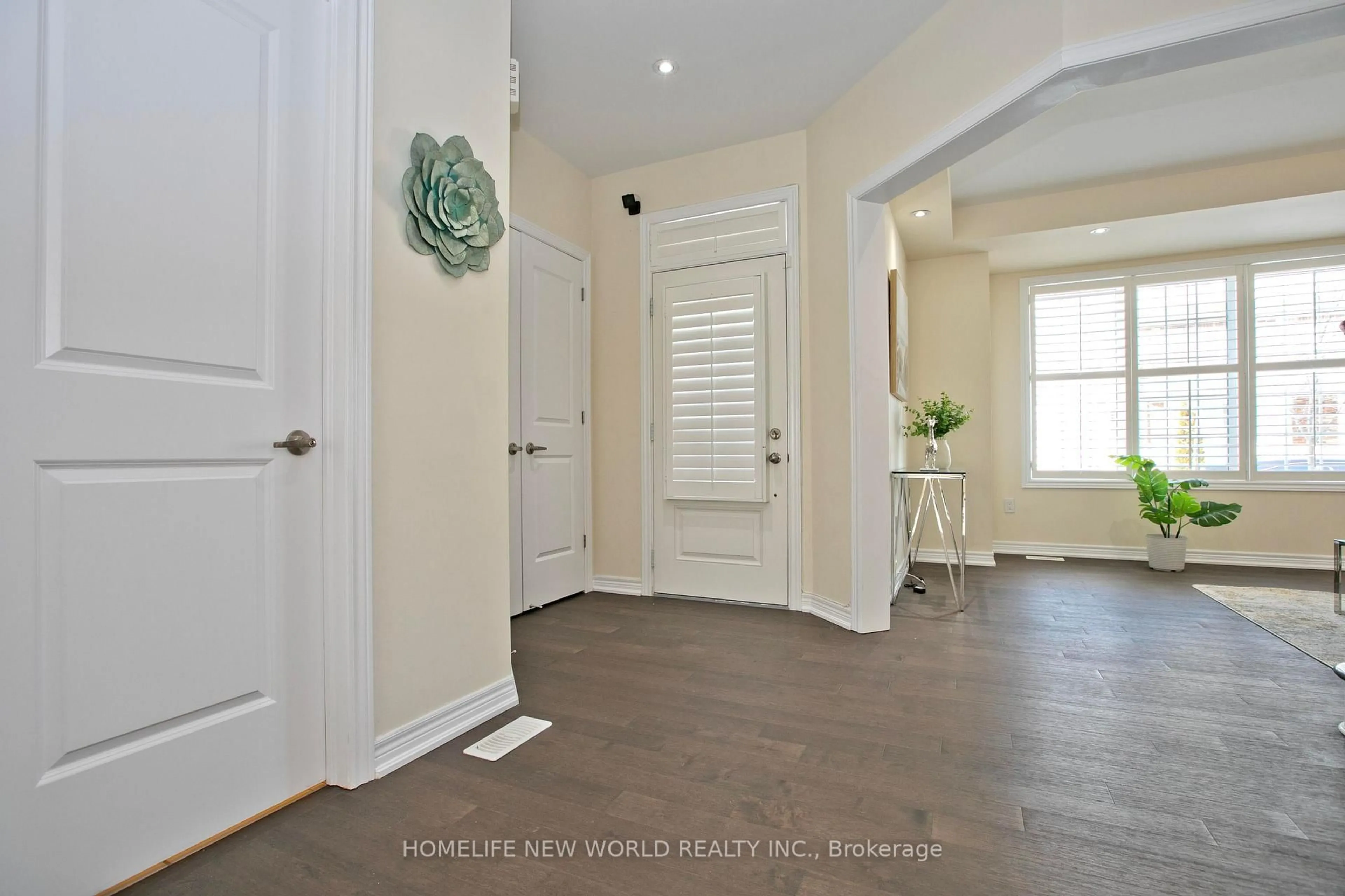 Indoor entryway for 45 Demott Ave, Markham Ontario L6B 0X2