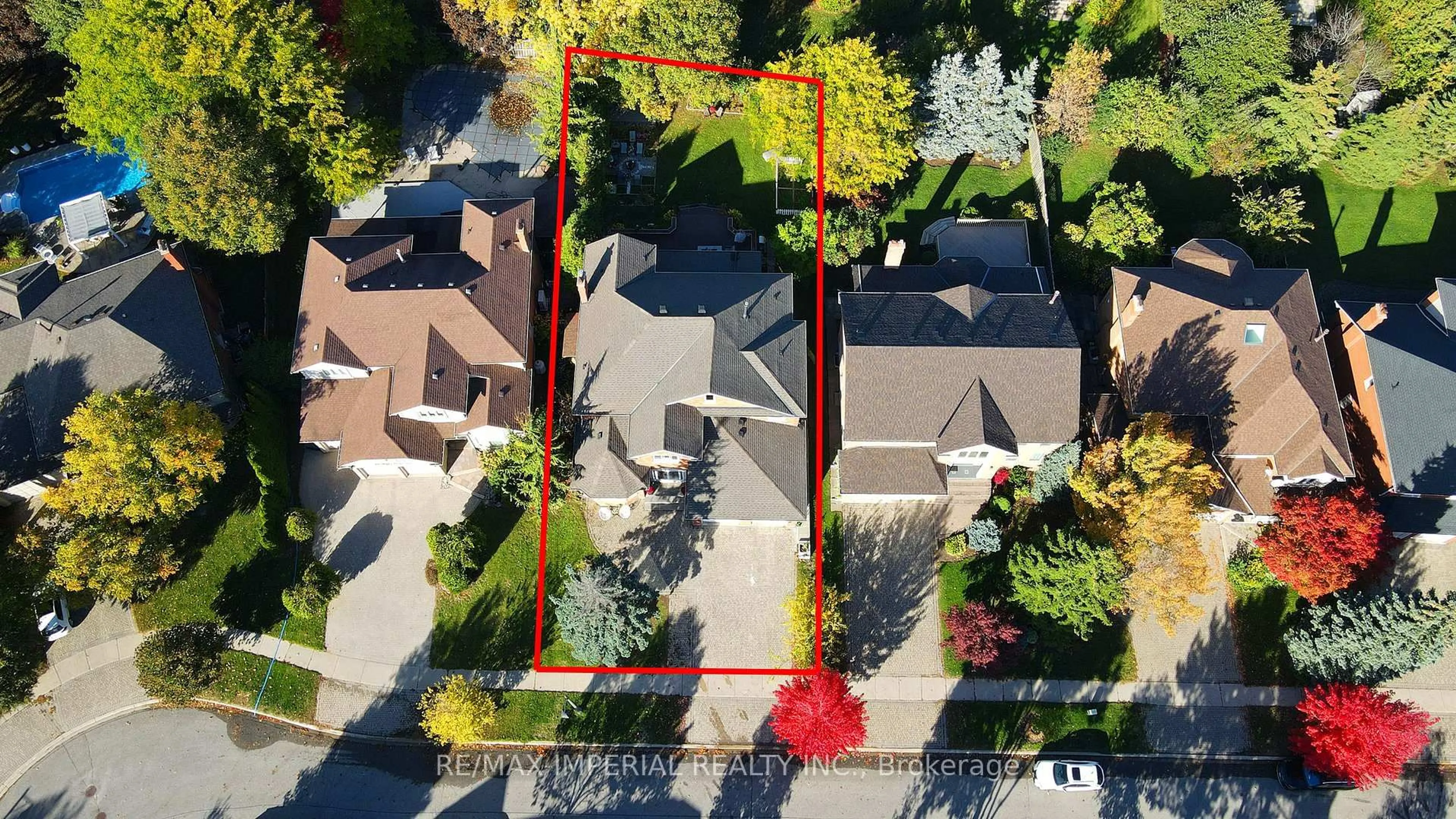A pic from outside/outdoor area/front of a property/back of a property/a pic from drone, street for 50 Kings Cross Ave, Richmond Hill Ontario L4B 2S9